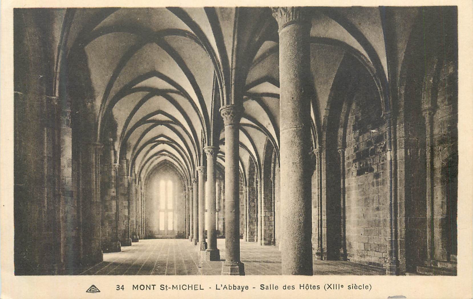 Mont-Saint-Michel — L'Abbaye - Salle des Hôtes (XIIIe siècle) — Éditeur : Arts Photomécaniques Strasbourg-Schiltigheim, n° 34
