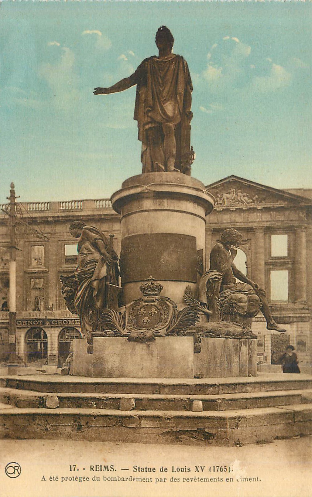 CPA Reims Statue de Louis A ete protegee du bombardement 