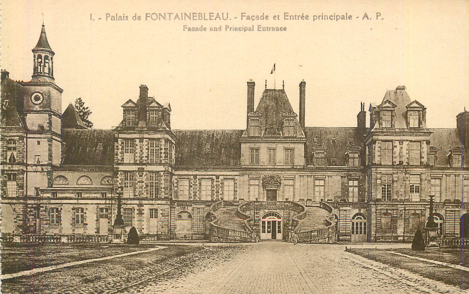 Palais de FONTAINEBLEAU — Façade et Entrée principale — A.P.