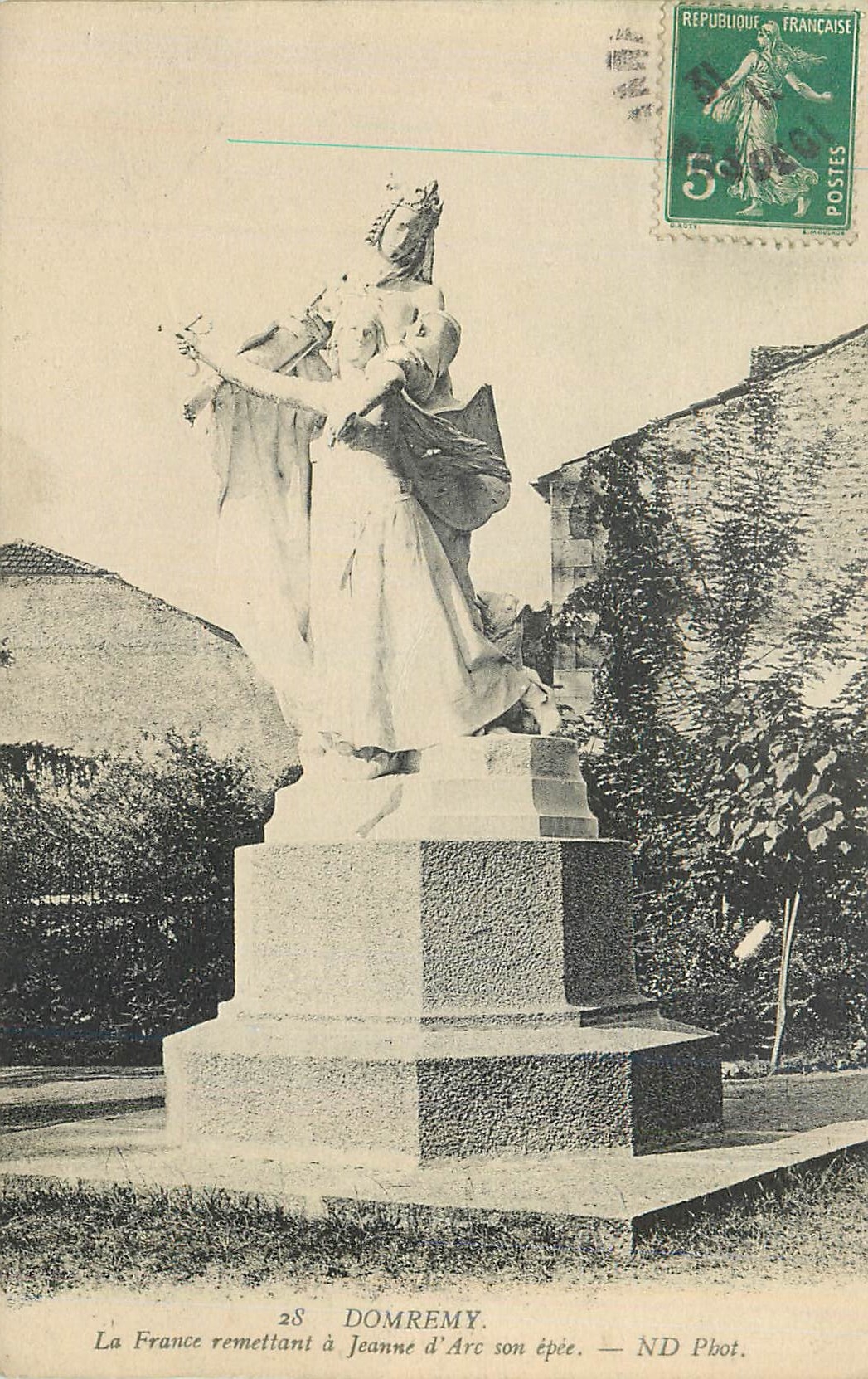 CPA Domremy La France remettant a Jeanne d Arc son epee 