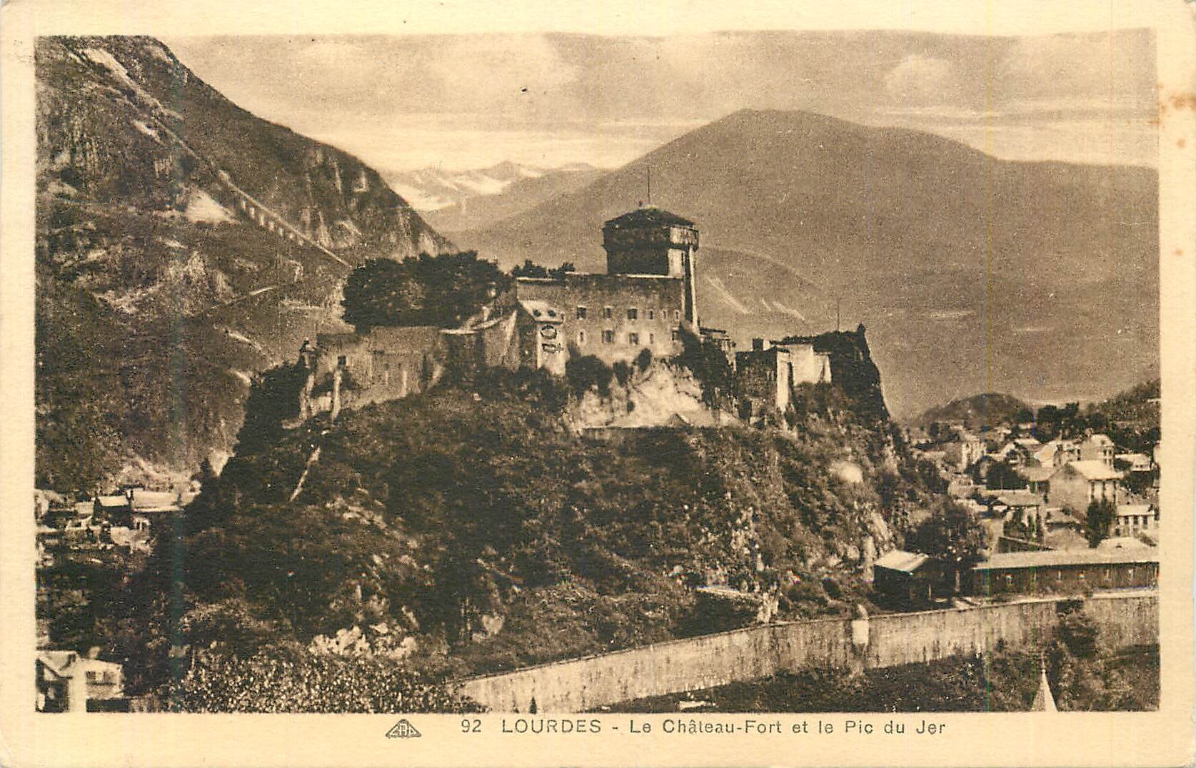 CPA Lourdes Le Chateau Fort et le Pic du Jer 
