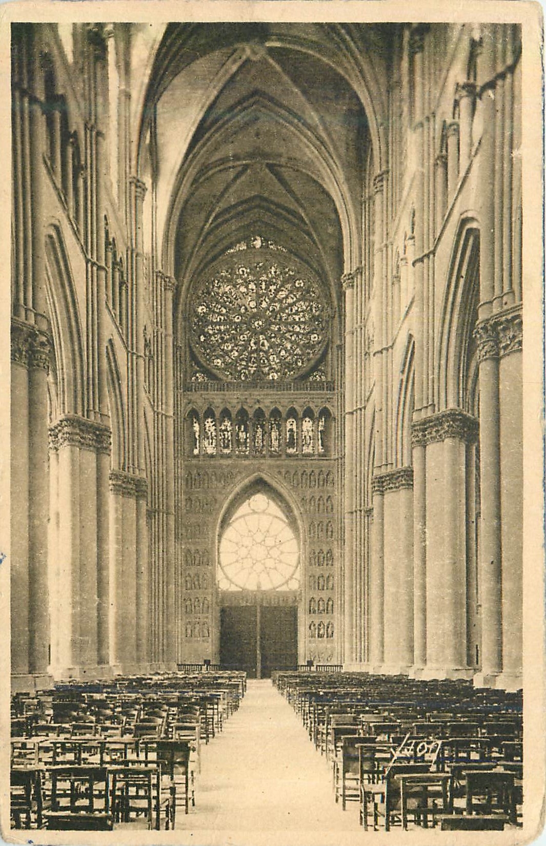 CPA Reims Marne La Cathedrale La Nef et la rosace 