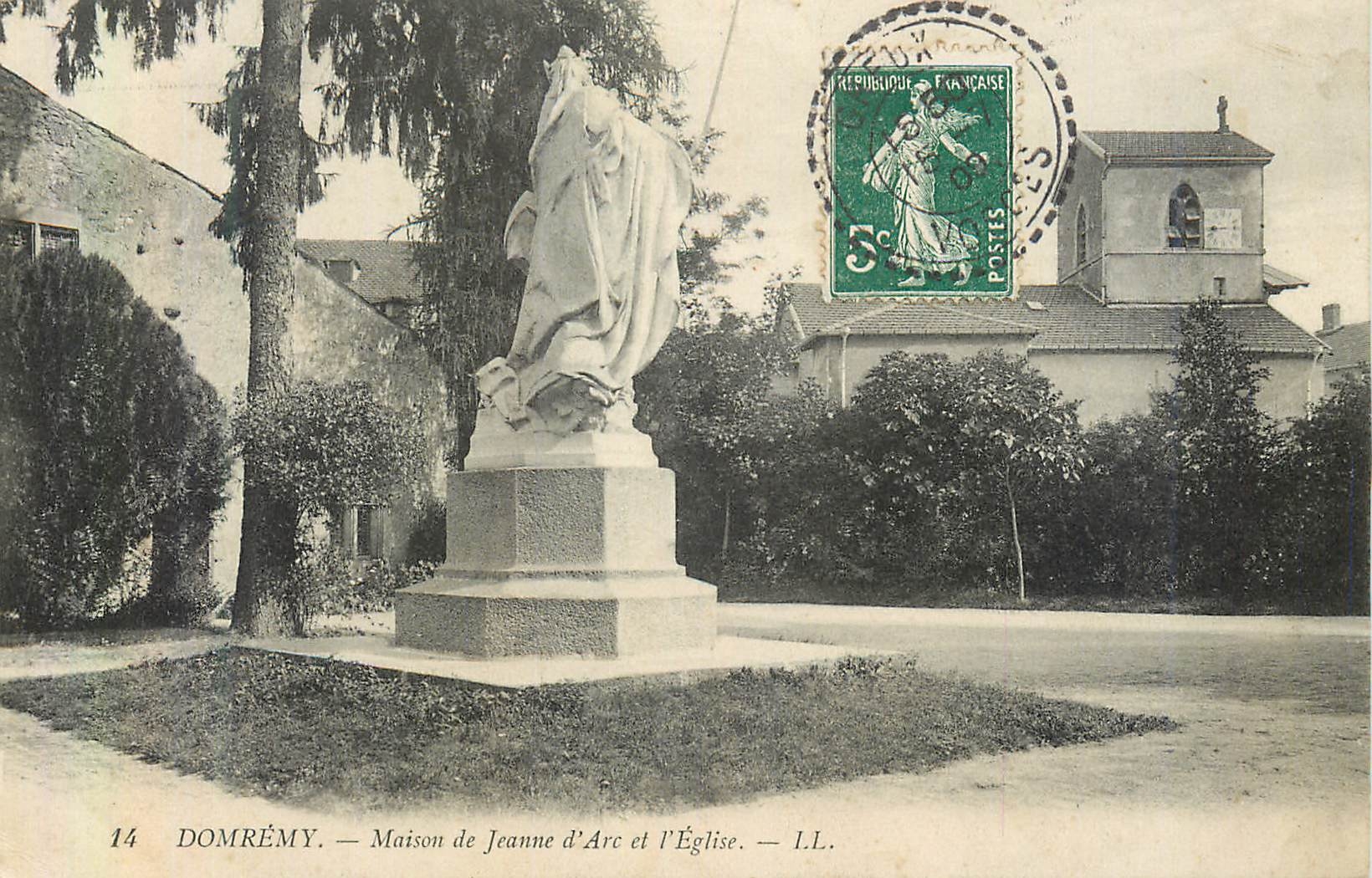 CPA Domremy Maison de Jeanne d Arc et l Eglise 