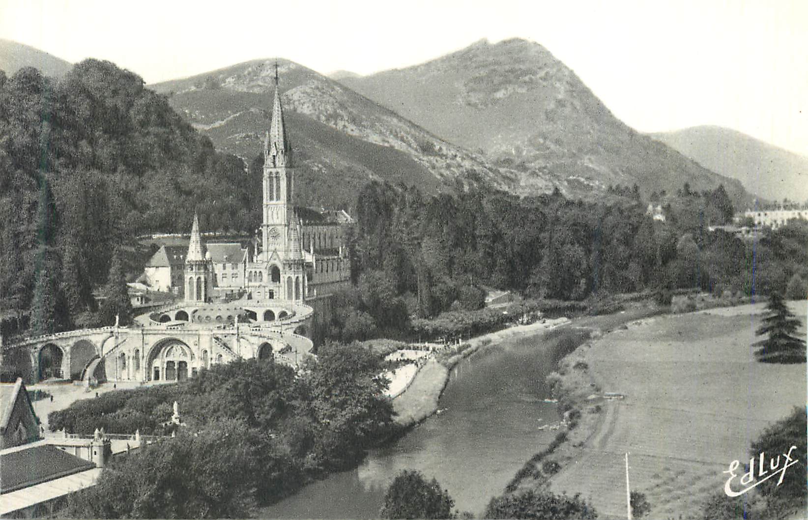 CPA Lourdes La Basilique et le Gave 