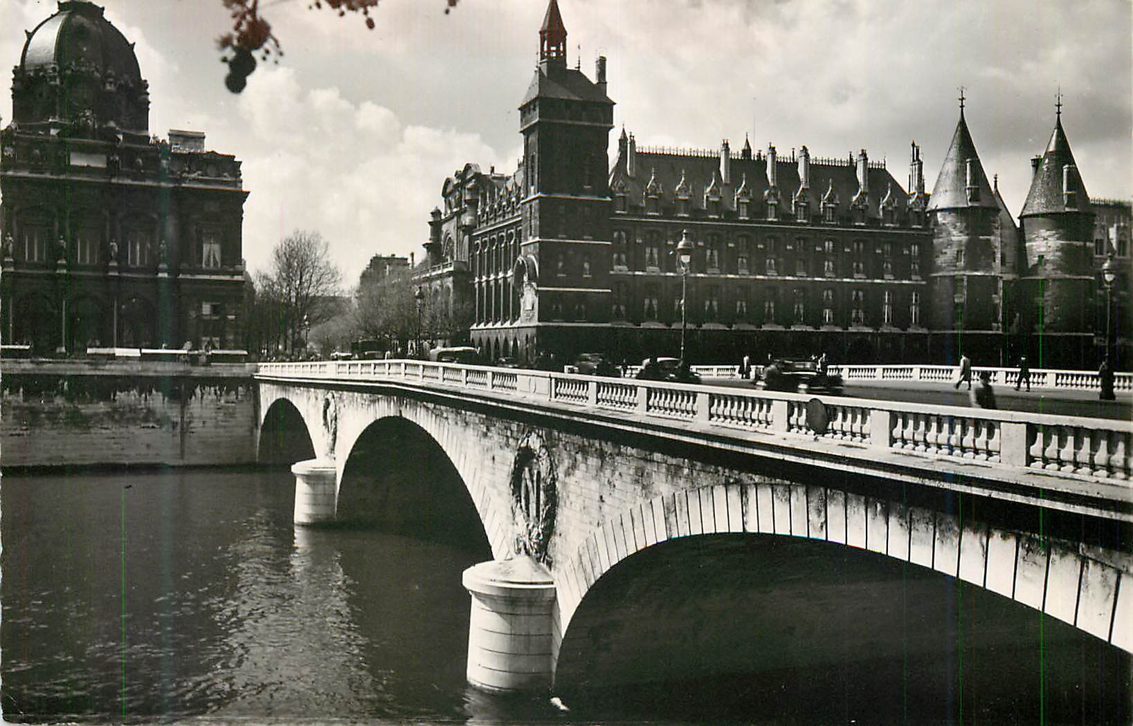 CPM Paris Le Pont Napoleon et la Conciergerie 