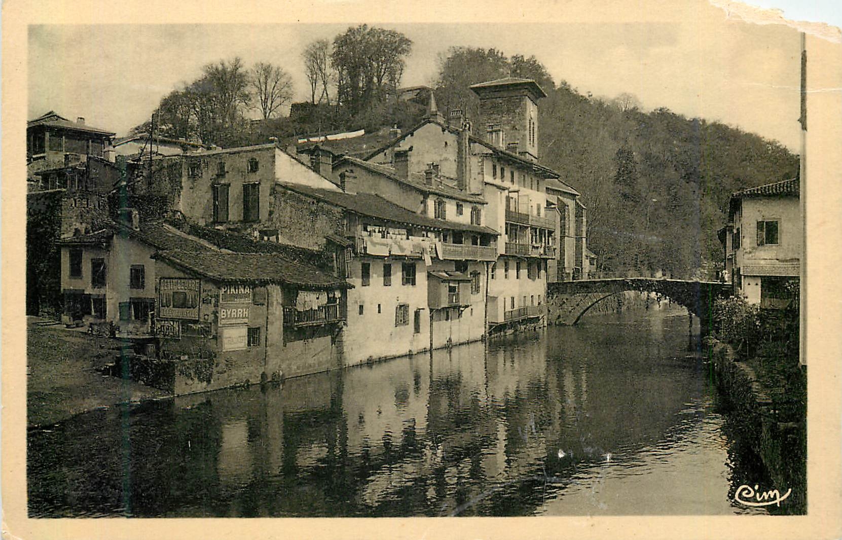 St-Jean-Pied-de-Port — Les Bords de la Nive — Au Magasin Basque, Imp. Combier