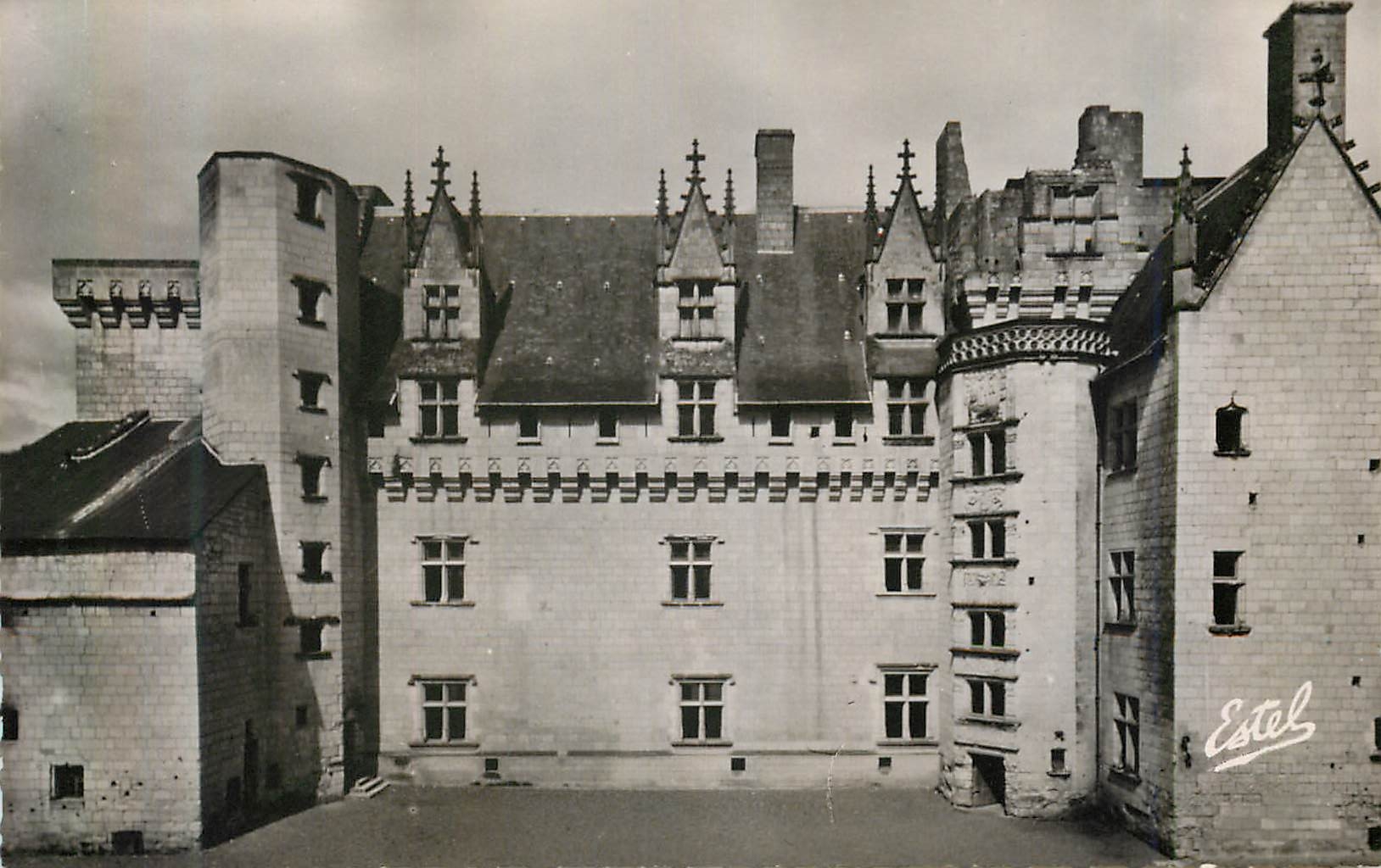 CPM Le Chateau de Montsoreau La cour interieure 