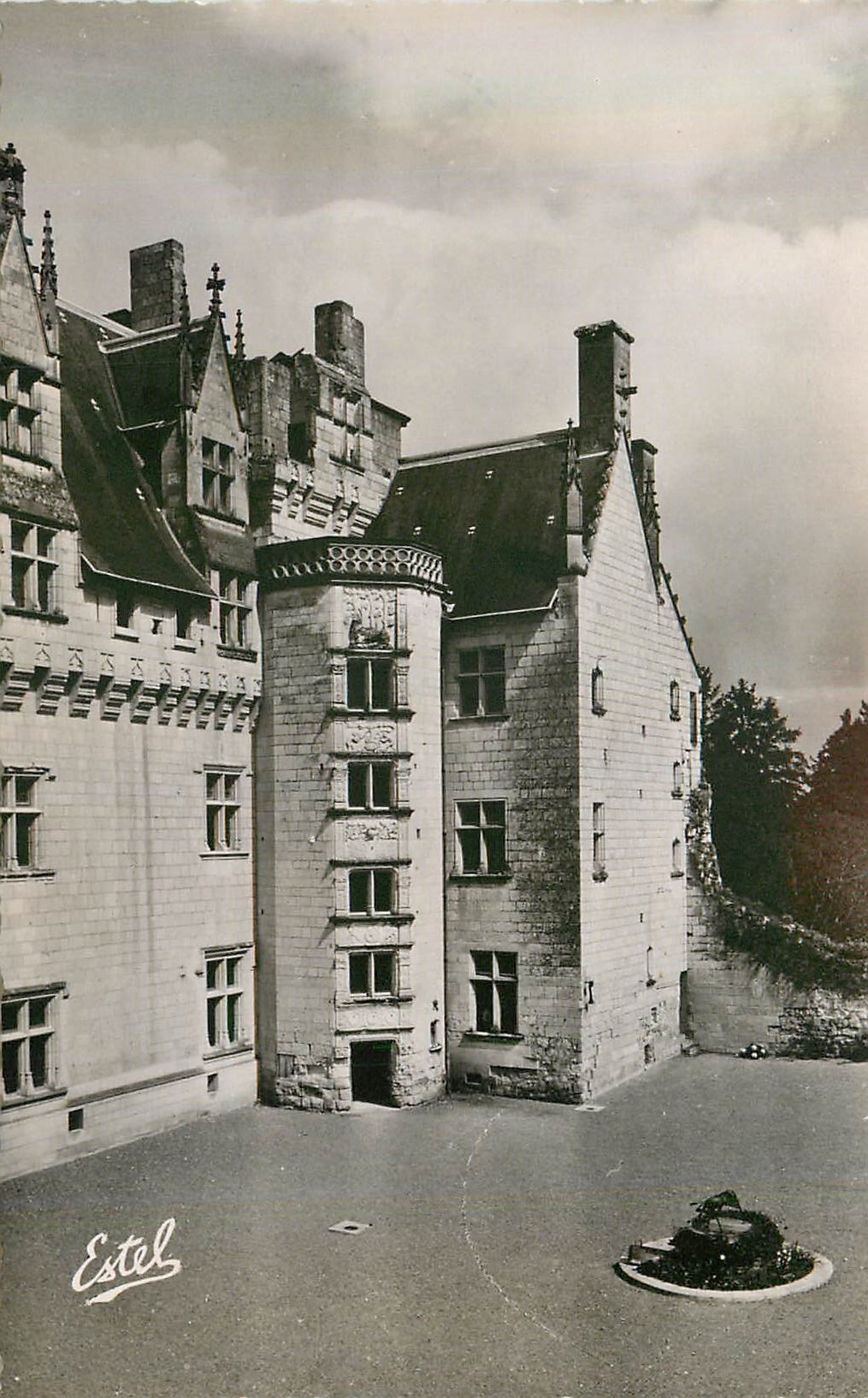 CPM Le Chateau de Montsoreau La Cour interieure et l Escalier Renaissance 