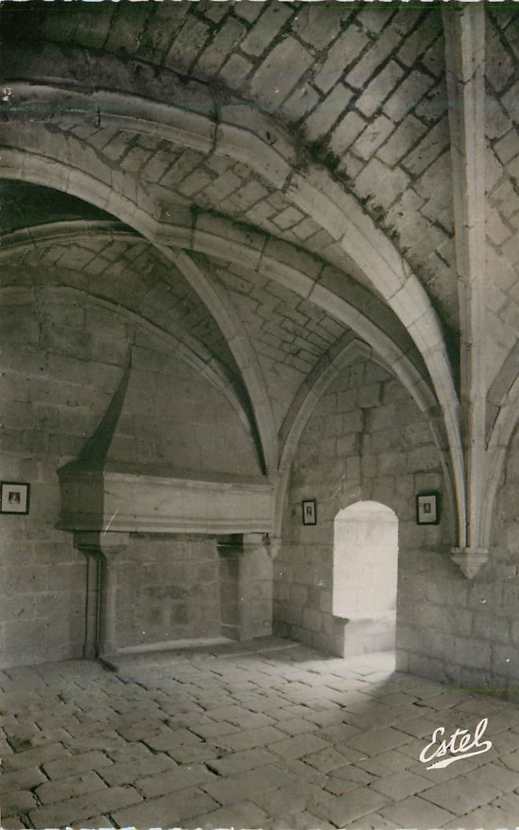 CPM Le Chateau de Montsoreau Salle voutee du donjon 