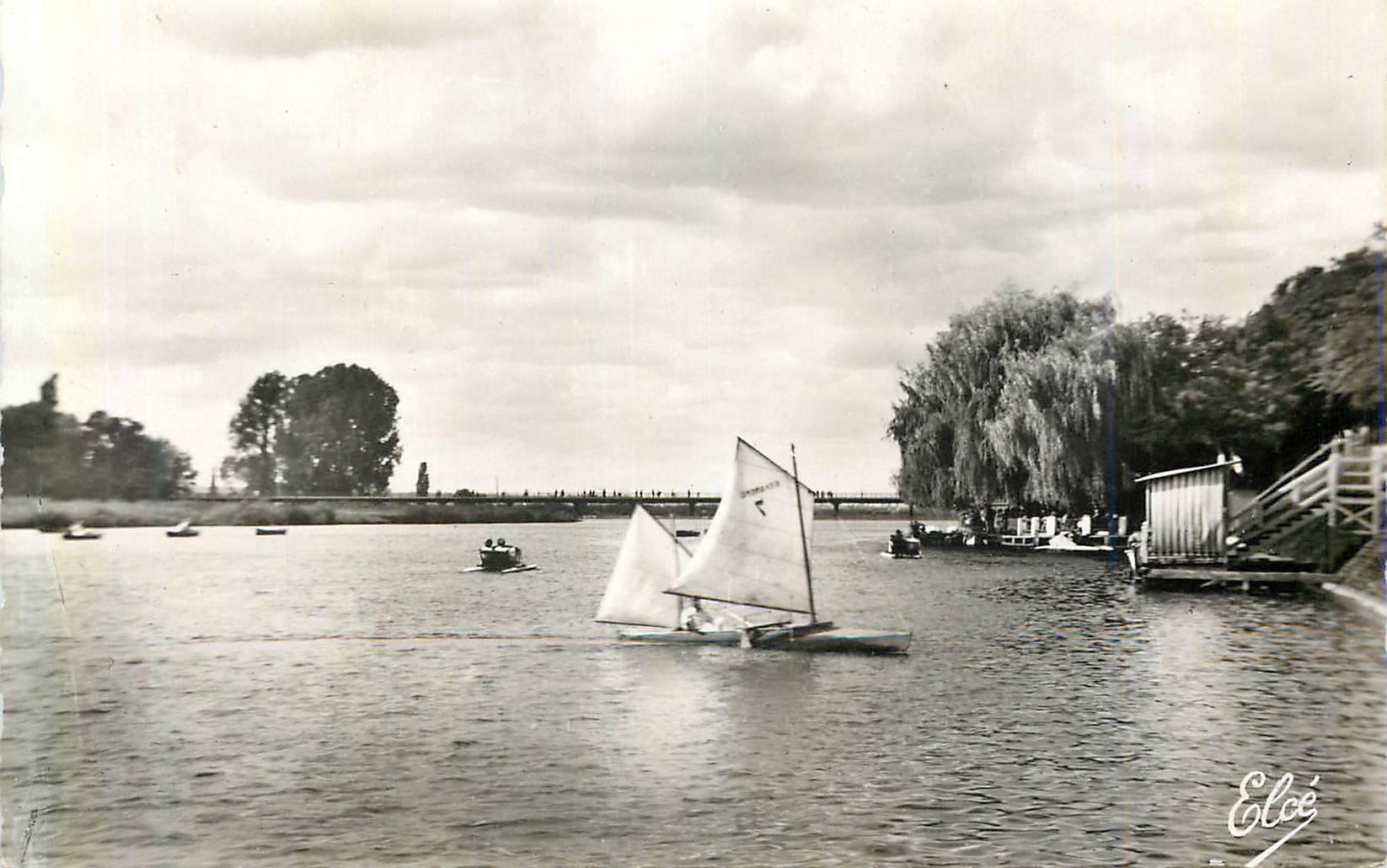 CPM Vichy Allier Les bords de l Allier Pedalos et Canotage 