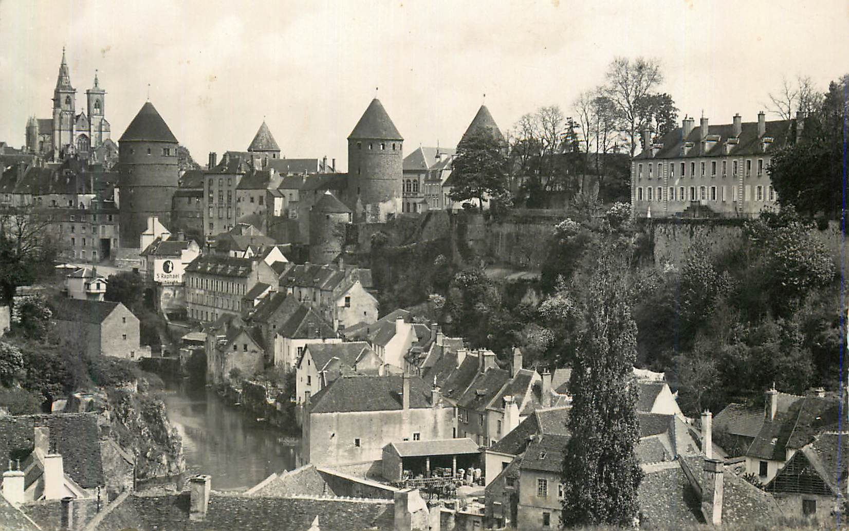 CPM Semur un Auxois Cote d Or Le Donjon et l Eglise 