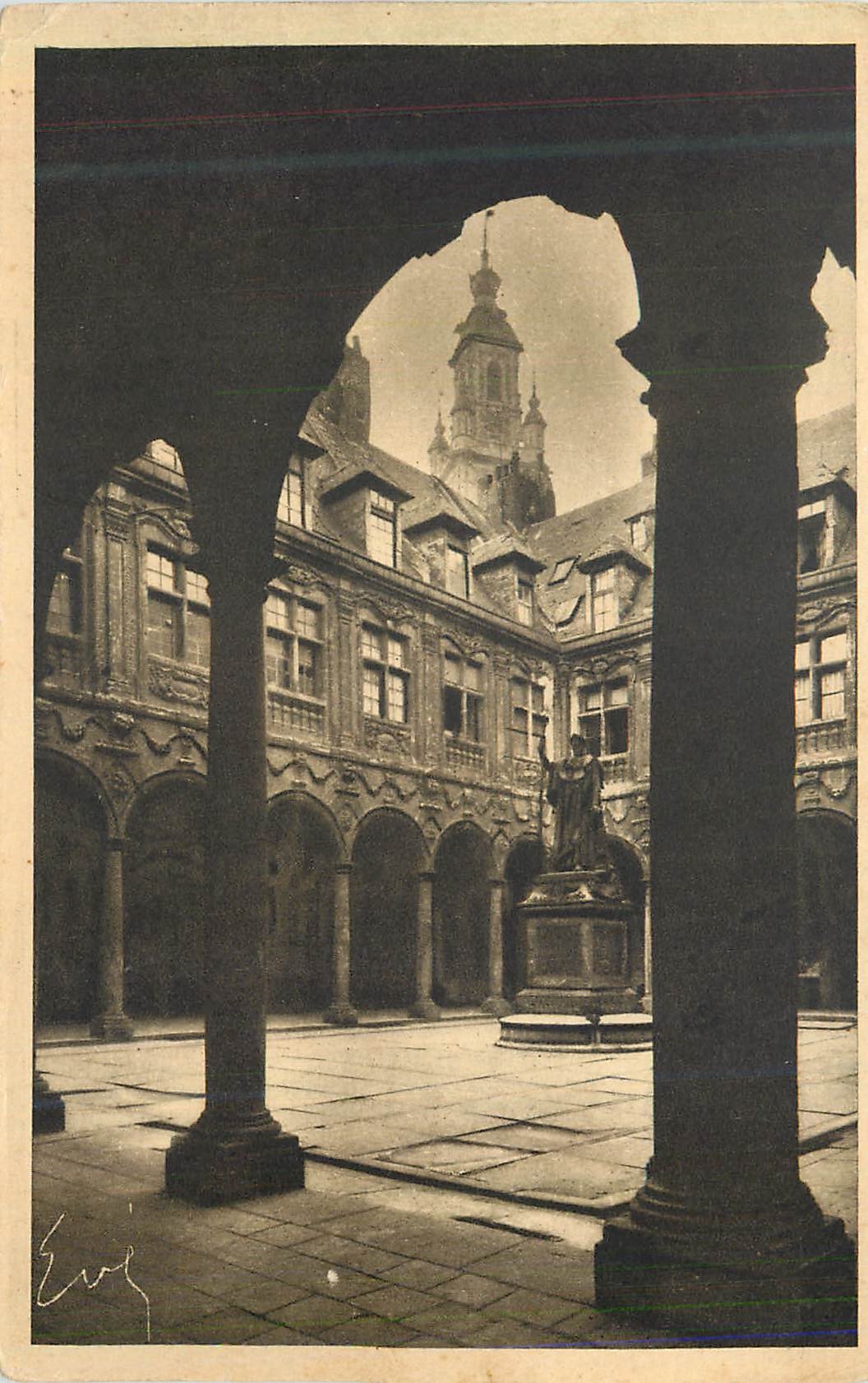 CPA Lille Interieur de la Vieille Bourse 