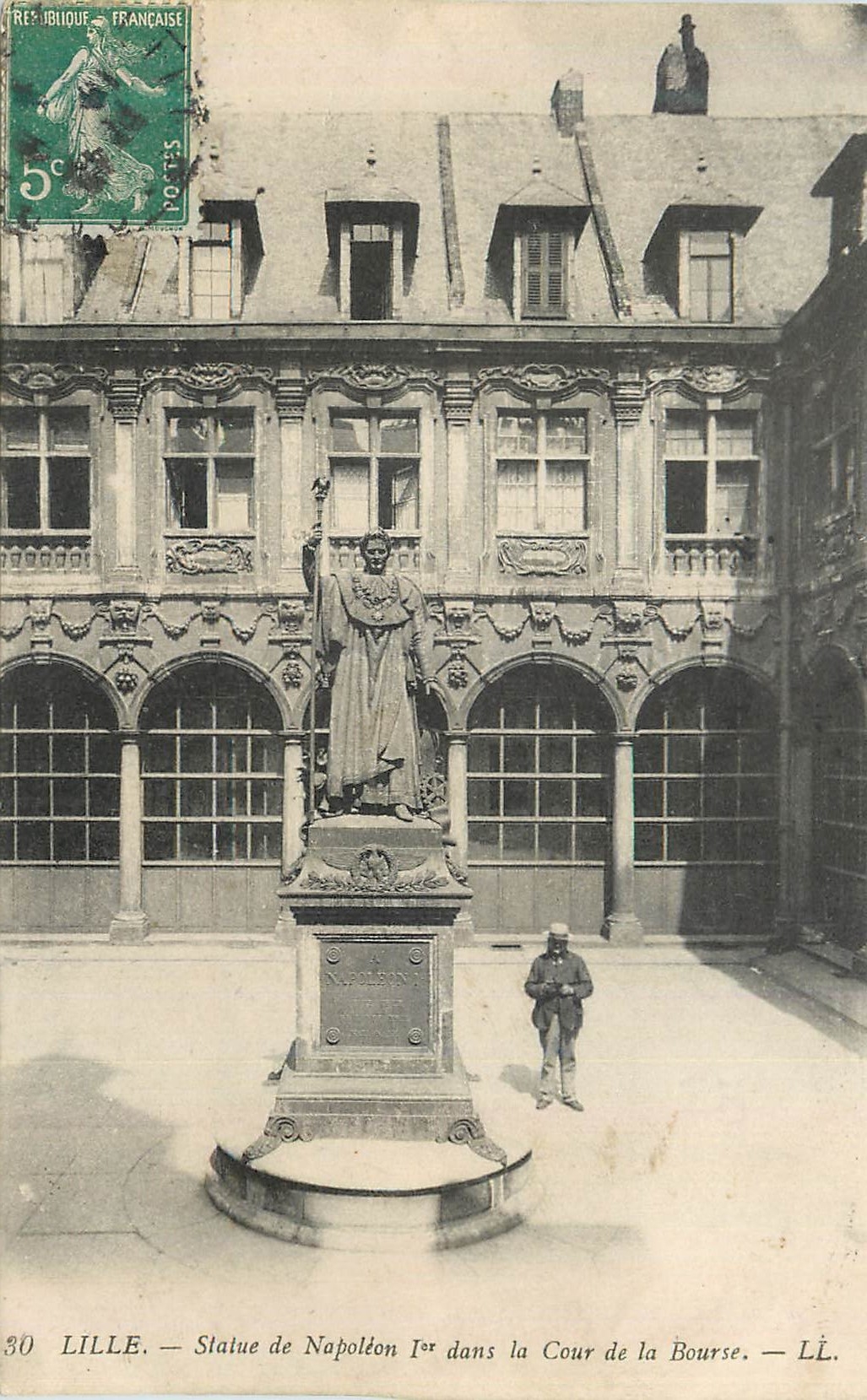 Lille — Statue de Napoléon Ier dans la Cour de la Bourse — LL.