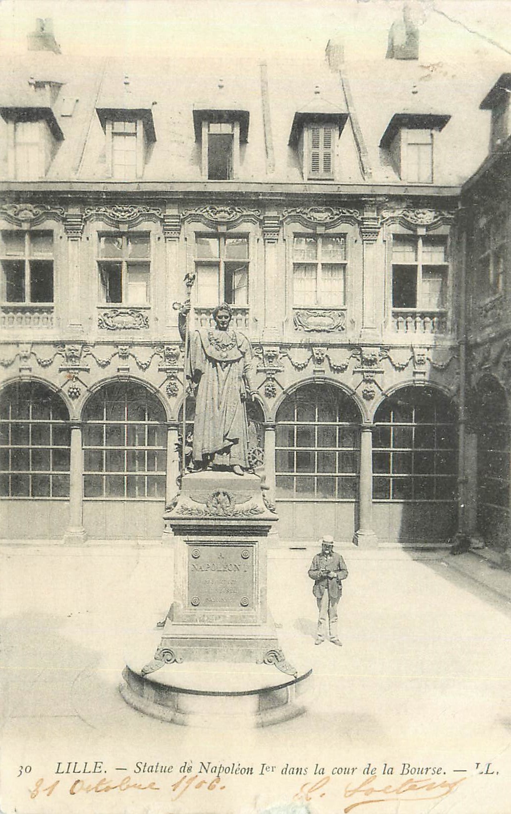 CPA Lille Statue de Napoleon 1er dans la cour de la Bourse 