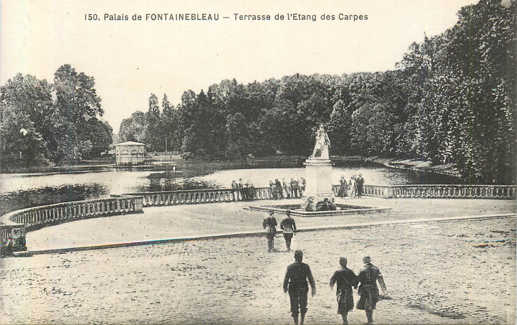 Schloss FONTAINEBLEAU — Terrasse des Carpes-Teichs — n°150