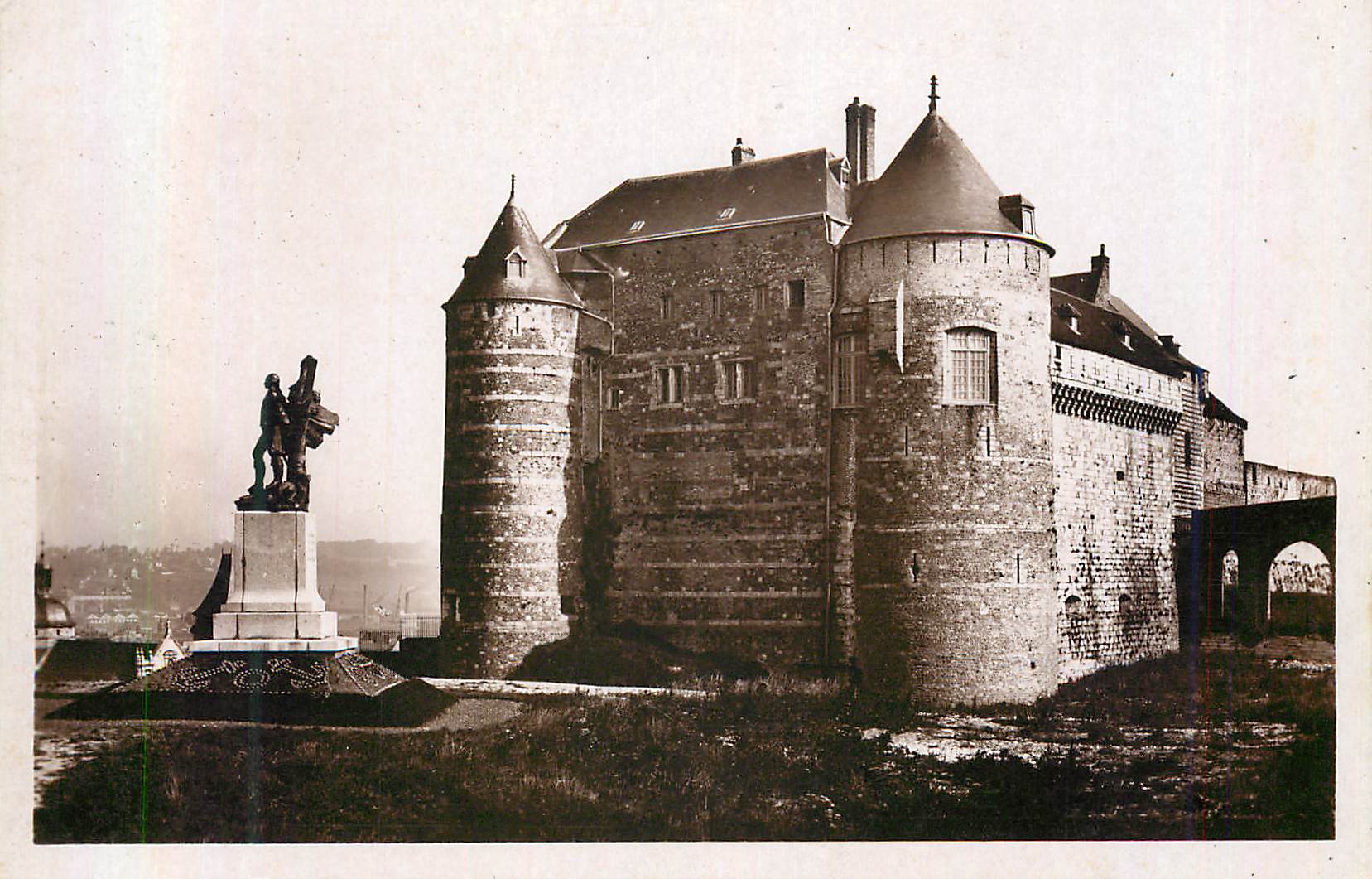 CPM Dieppe Le Chateau et La Statue de Vauquelin