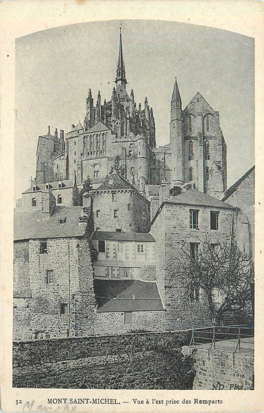 CPA Mont Saint Michel Vue a l'Est prise des Remparts