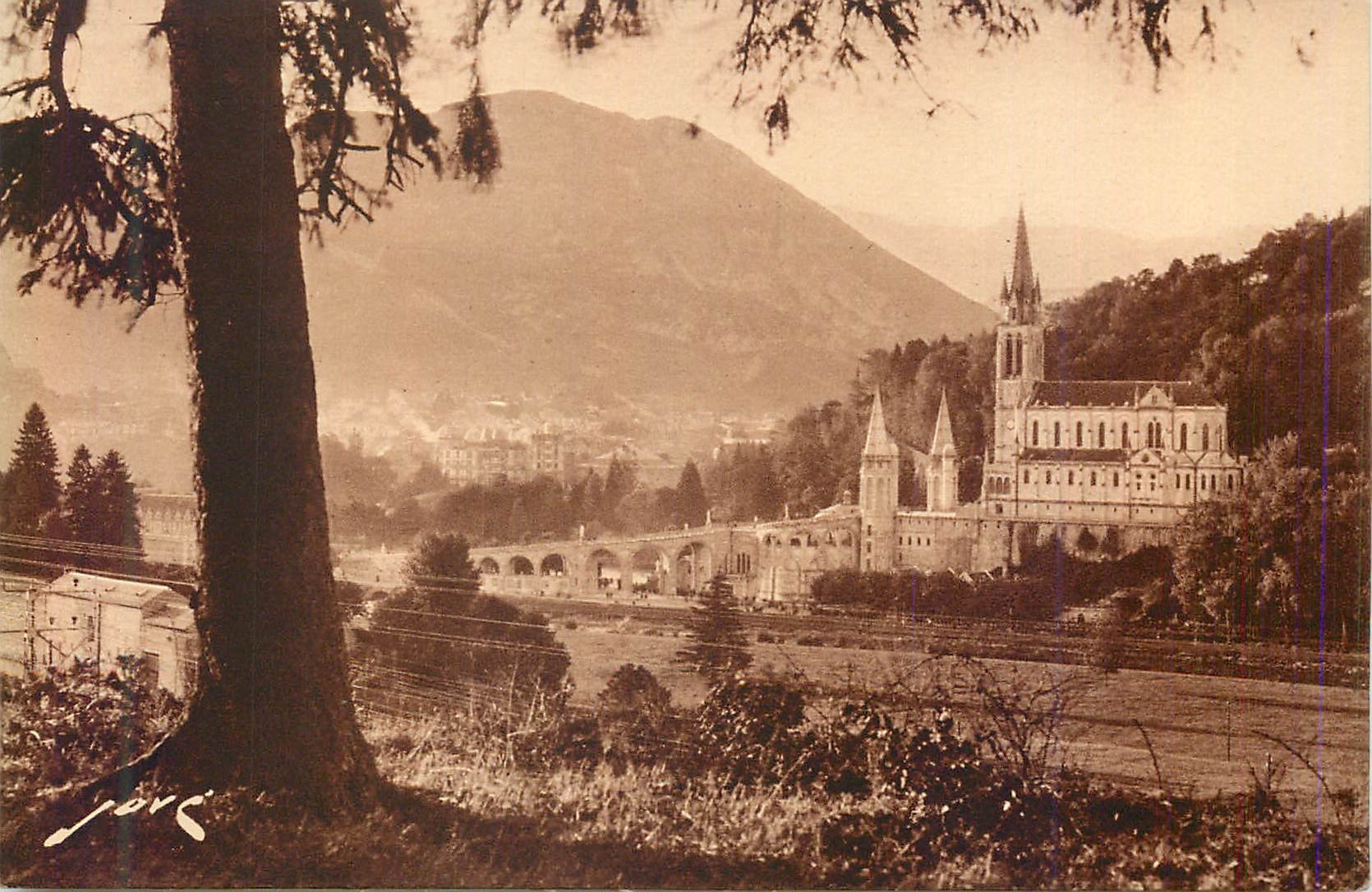 CPA Lourdes (H P) La Basilique et Le Pic du Ger