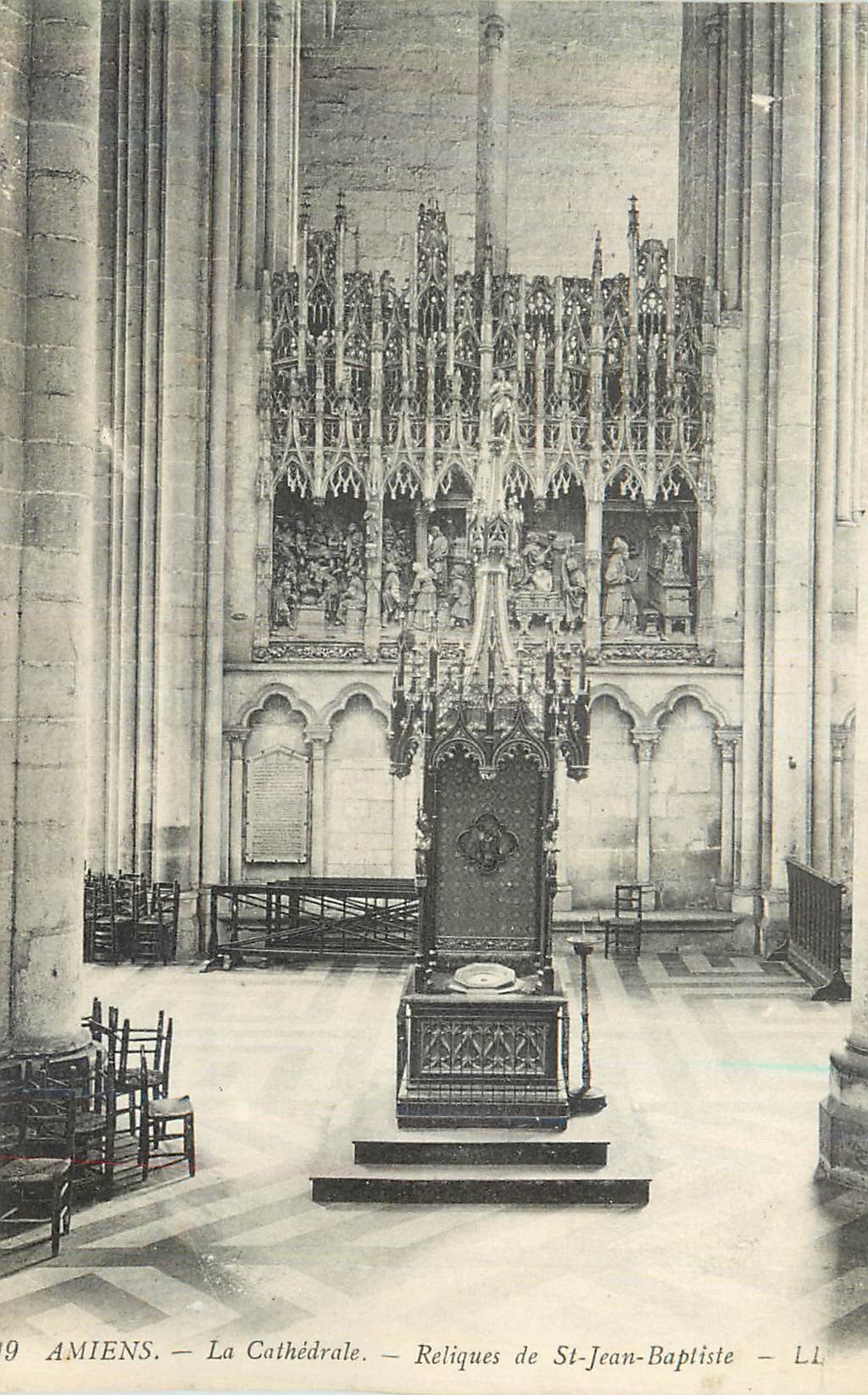 CPA Amiens La Cathedrale Reliques de St Jean Baptiste