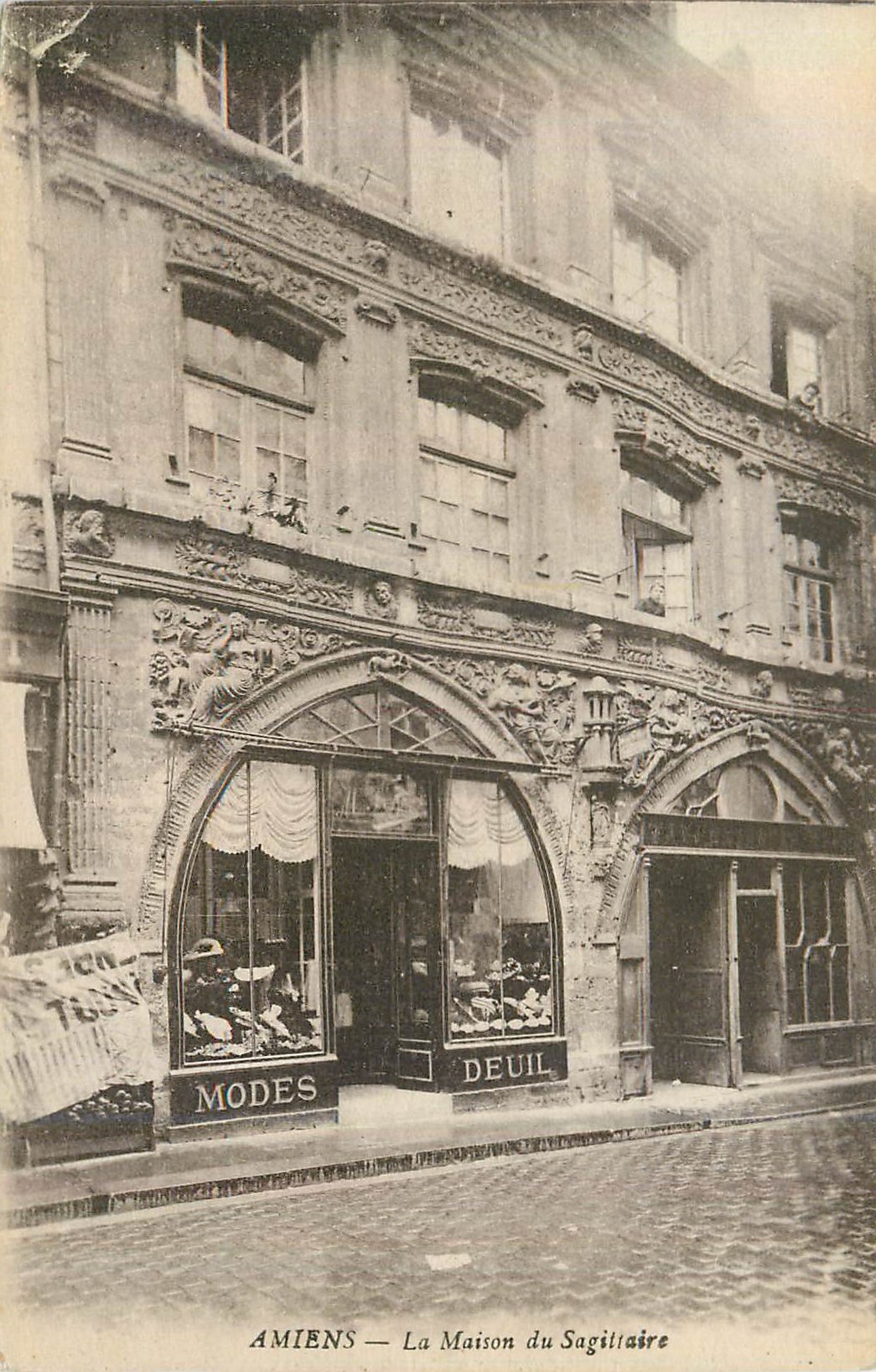CPA Amiens La Maison du Sagittaire