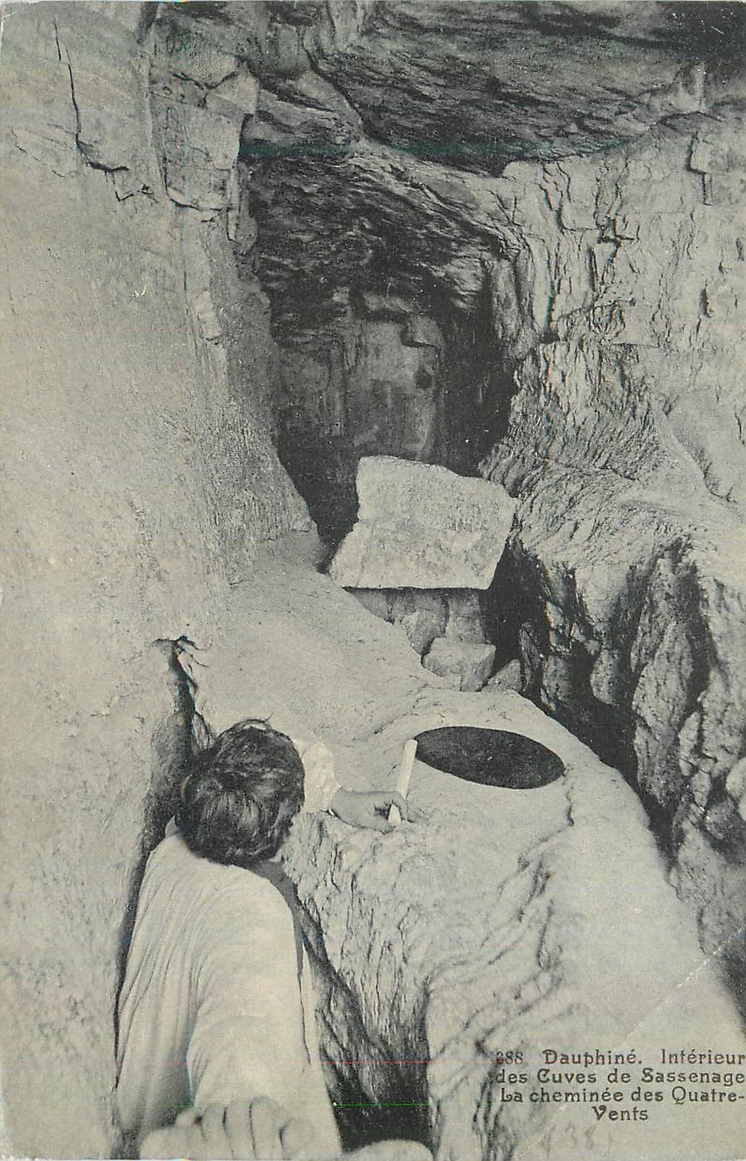 CPA Dauphine Interieur des Cuves de Sassenage La Cheminee des Quatre Vents