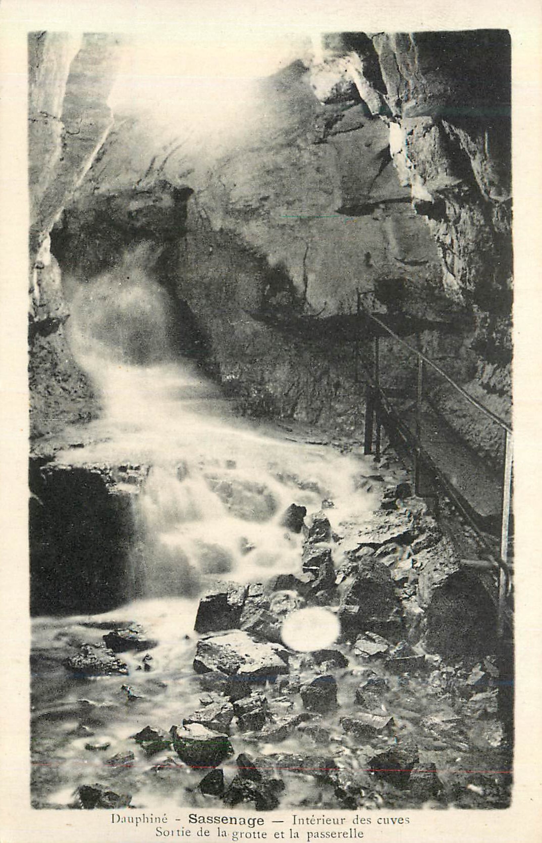 Dauphiné - Sassenage — Sortie de la grotte et la passerelle — Intérieur des cuves