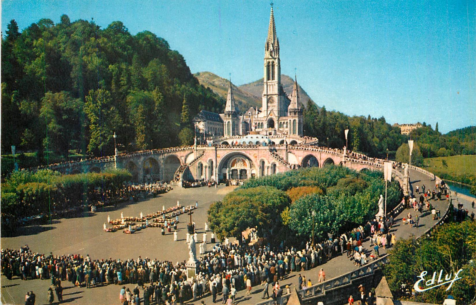 CPM Lourdes Les Malades assistant au Chemin de Croix