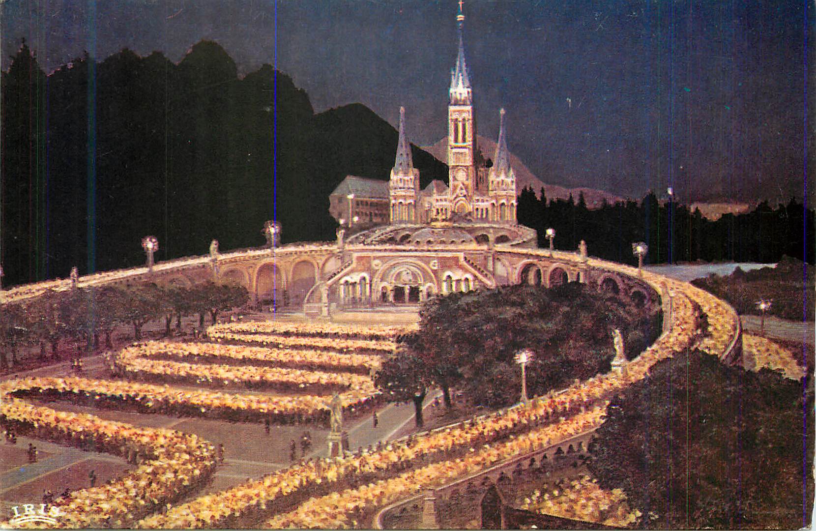 CPM Lourdes La Basilique Illuminee et la Procession aux Flambleaux