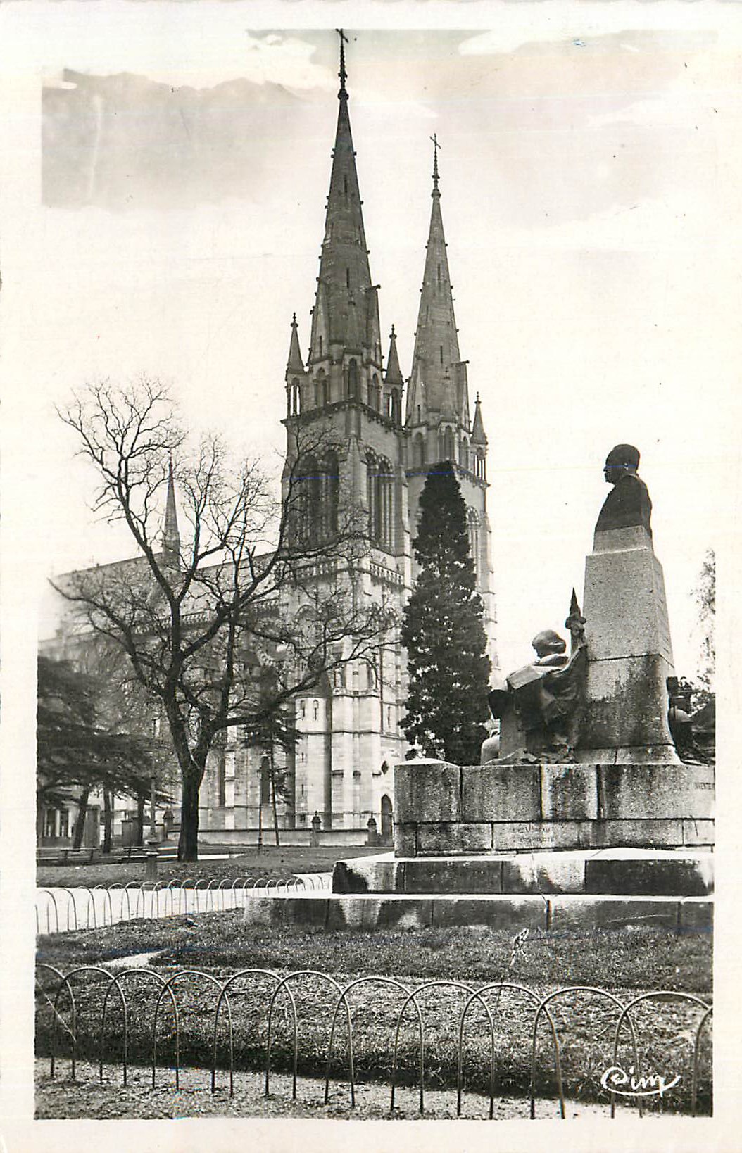 CPM Moulins (Allier) La Cathedrale et Jardin du Musee