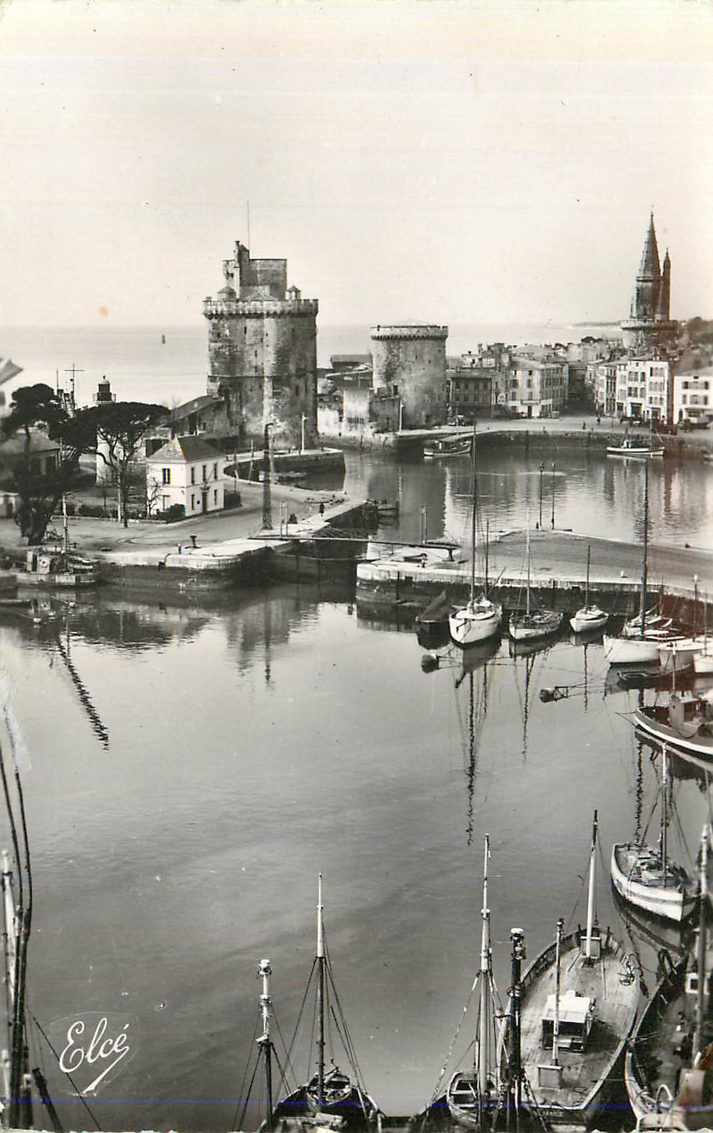 CPM La Rochelle (Ch Mar) Vue du Bassin et les Trois Tours Bateaux de peche