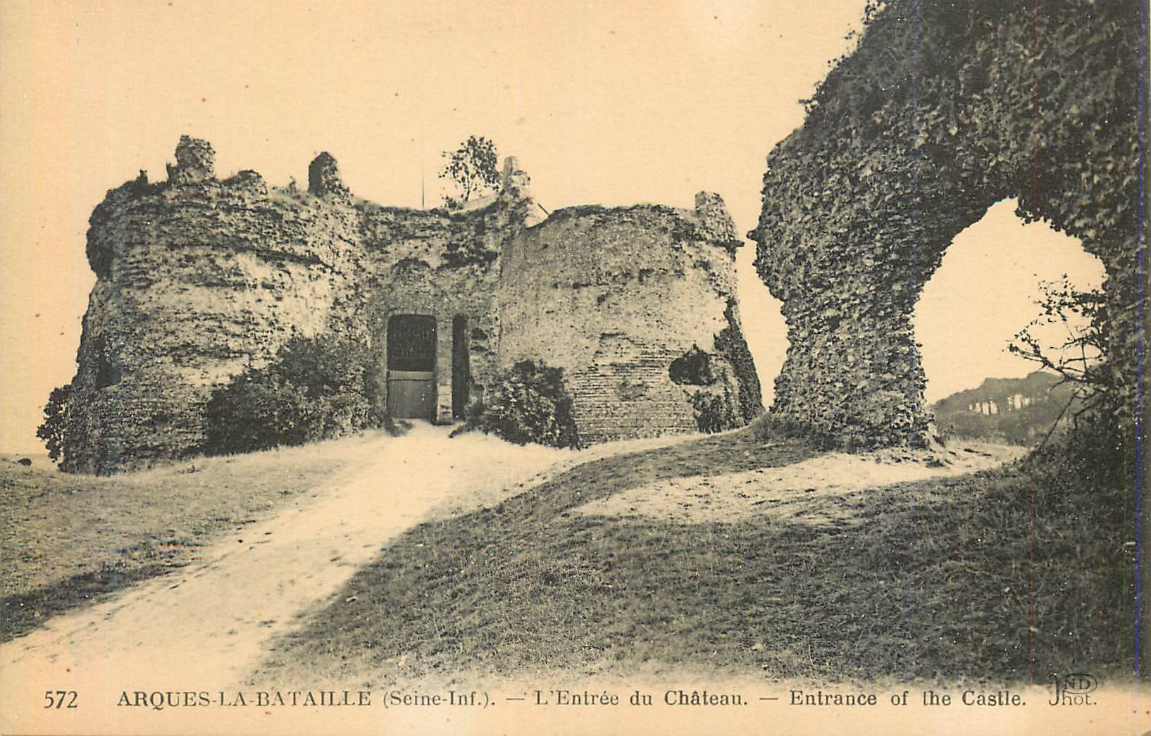CPA Arques la Bataille (Seine Inf) l'Entree du Chateau