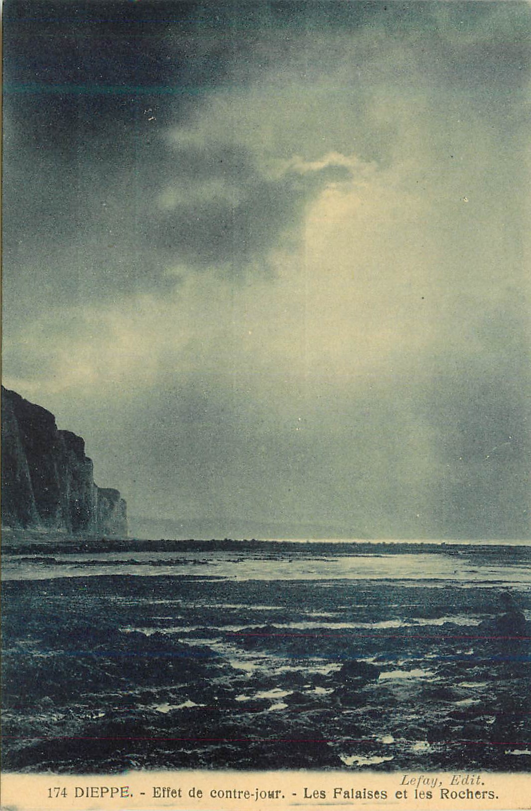 CPA Dieppe Effet de Contre Jour les Falaises et les Rochers 