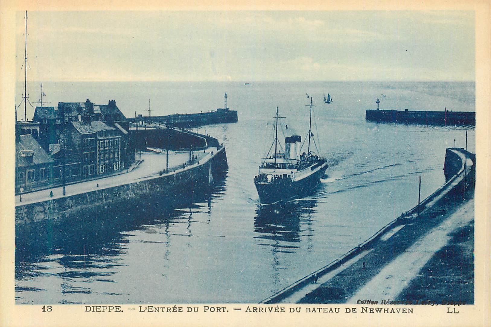 CPA Dieppe l'Entree du Port Arrivee du Bateau de Newhaven