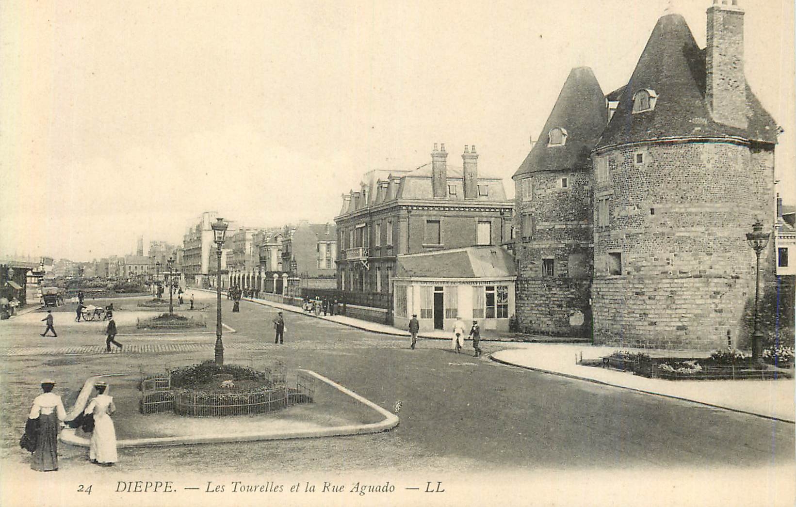 CPA Dieppe les Tourelles et la Rue Aguado