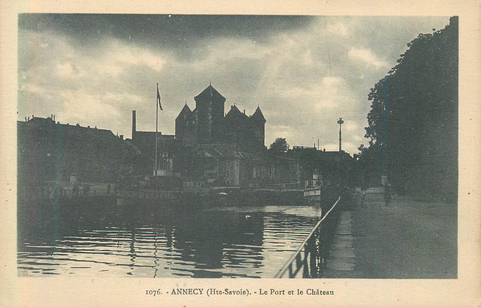 CPA Annecy (Hte Savoie) Le Port et le Château Bateau