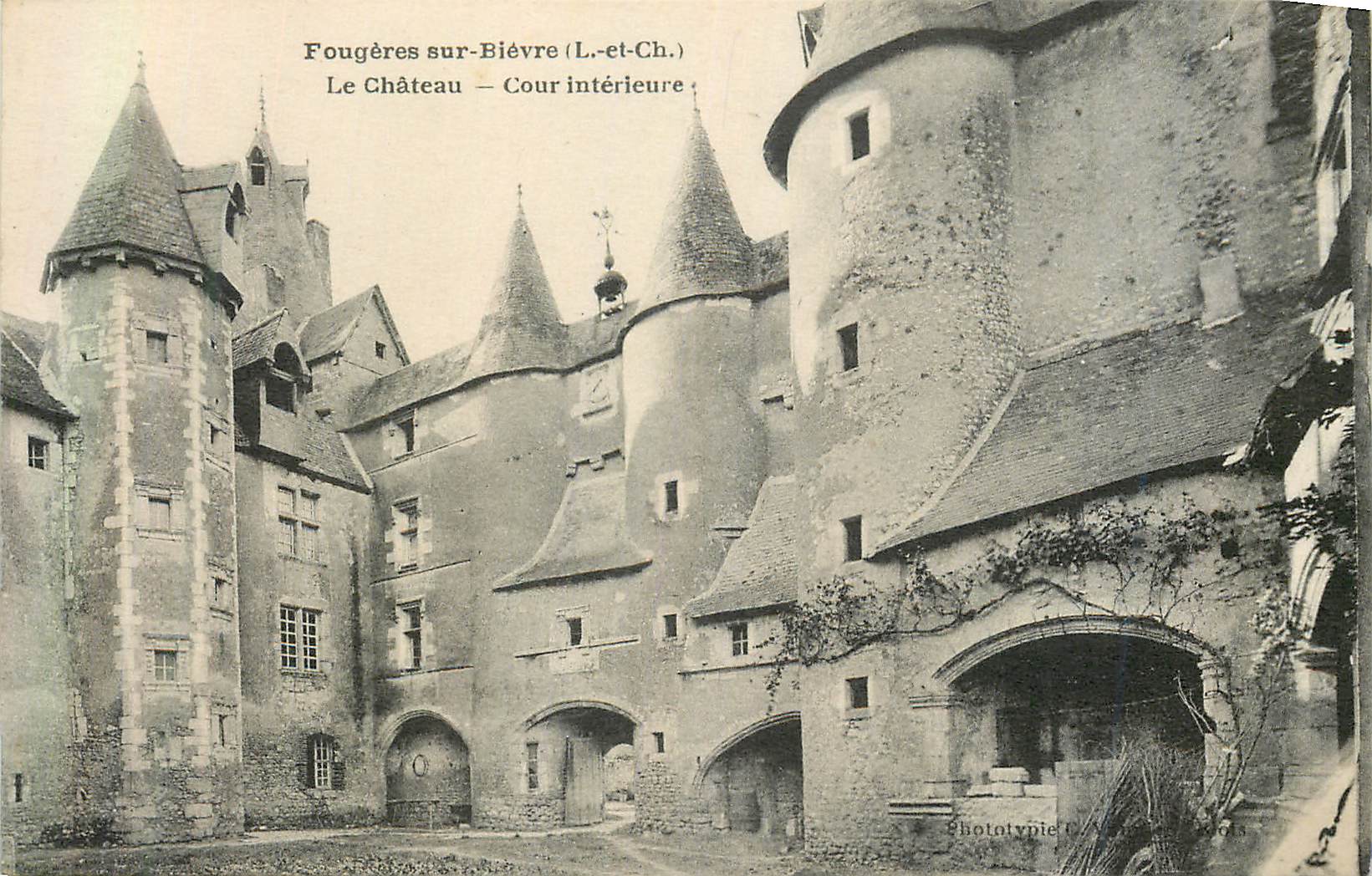 Fougères-sur-Bièvre — Le Château — Cour intérieure — Phototypie C.A.