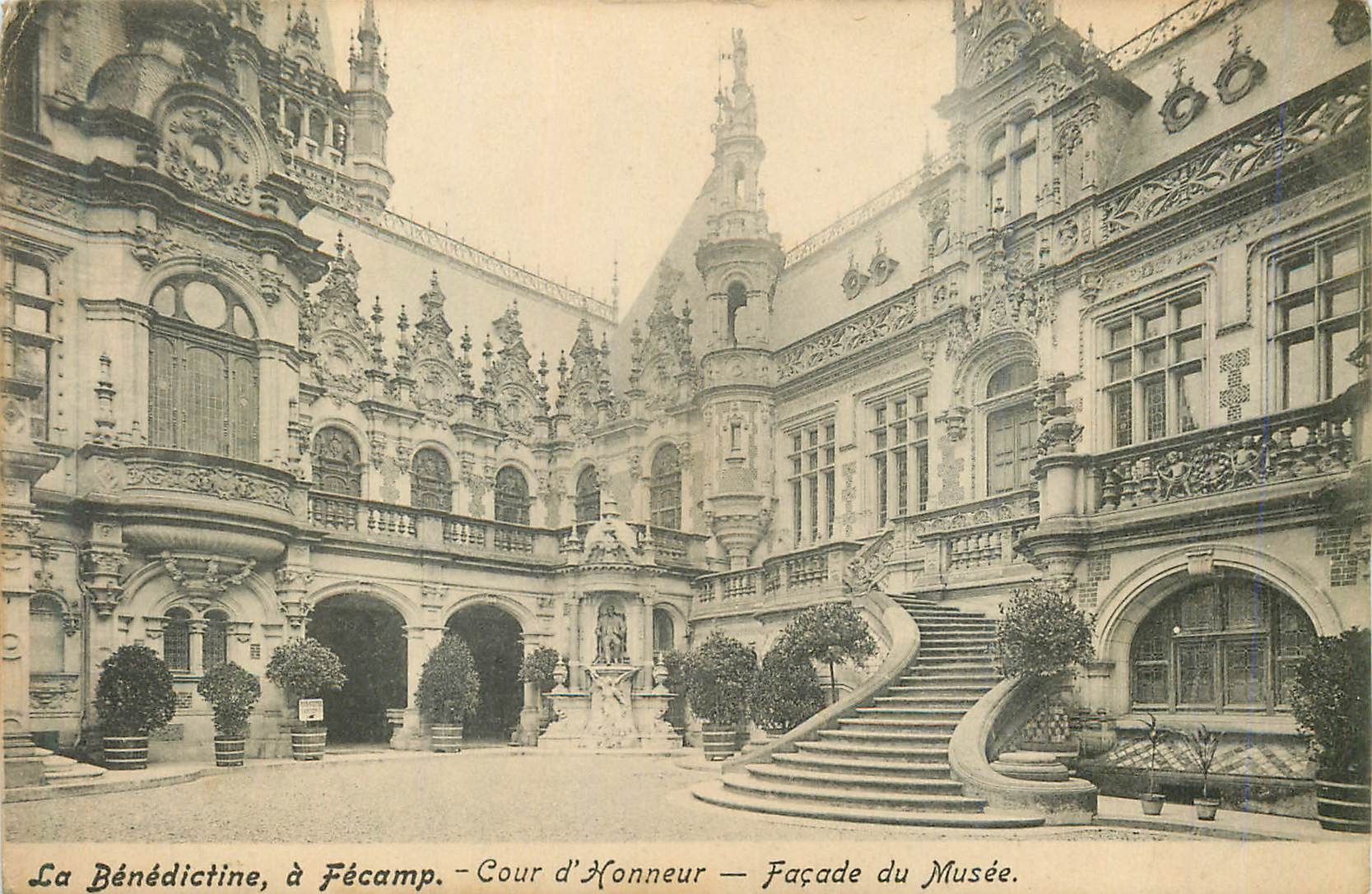 CPA La Benedictine a Fecamp Cour d'Honneur Facade du Musee