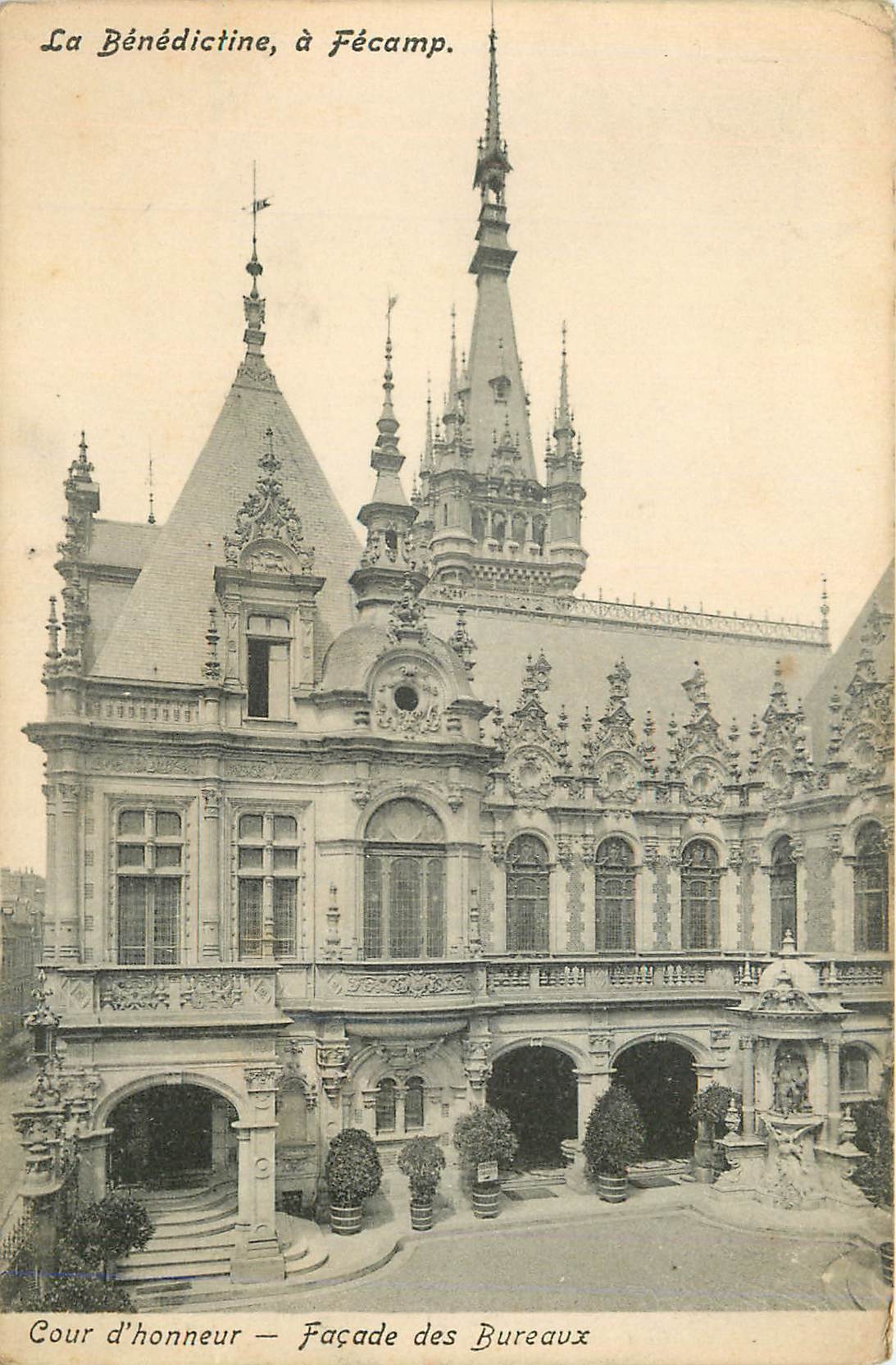 CPA La Benedictine a Fecamp Cour d'Honneur Facade des Bureaux