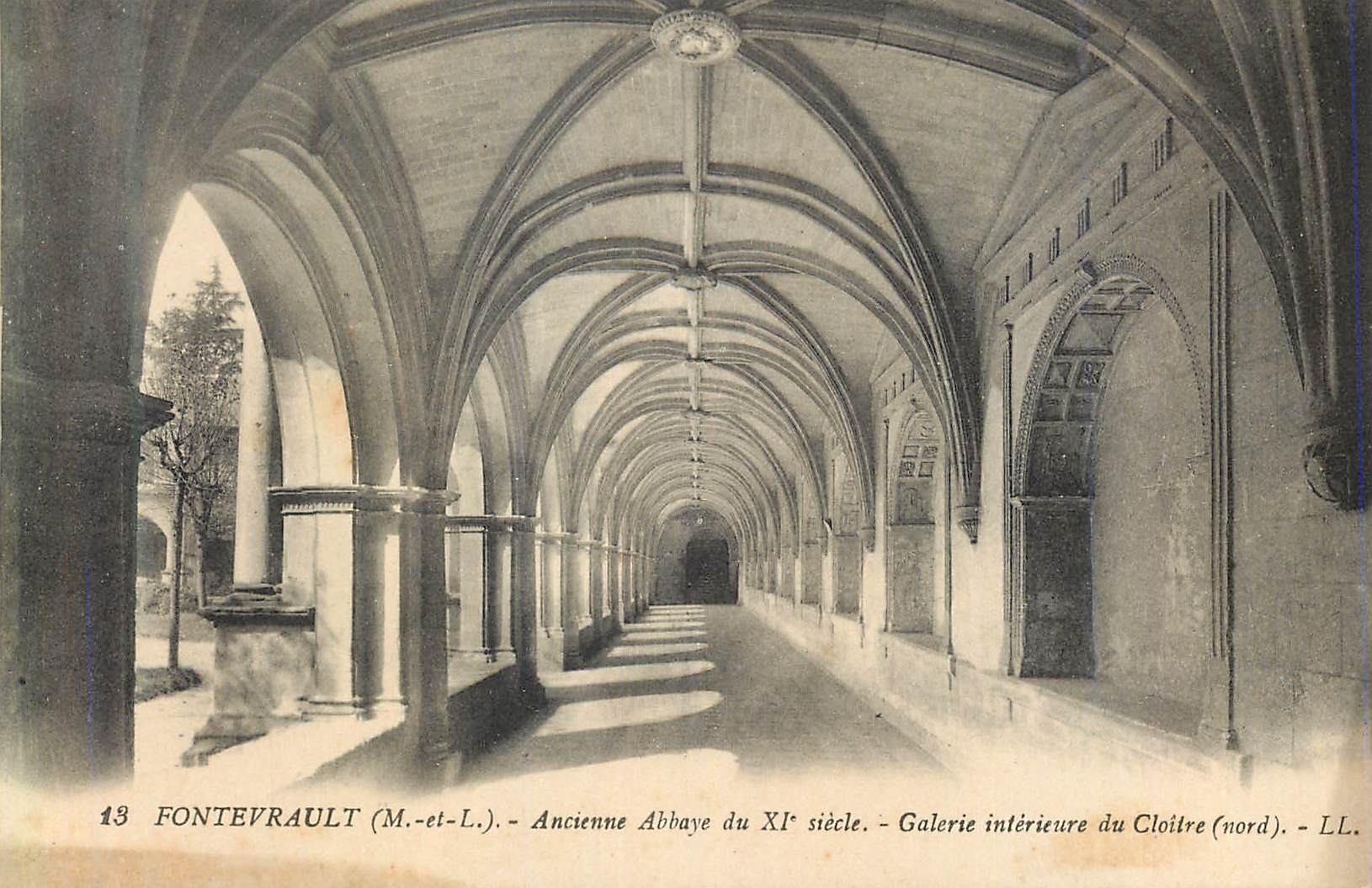 CPA Pontevrault (M et L) Ancienne Abbaye du XIe Siecle Galerie Interieur du Cloitre (Nord)