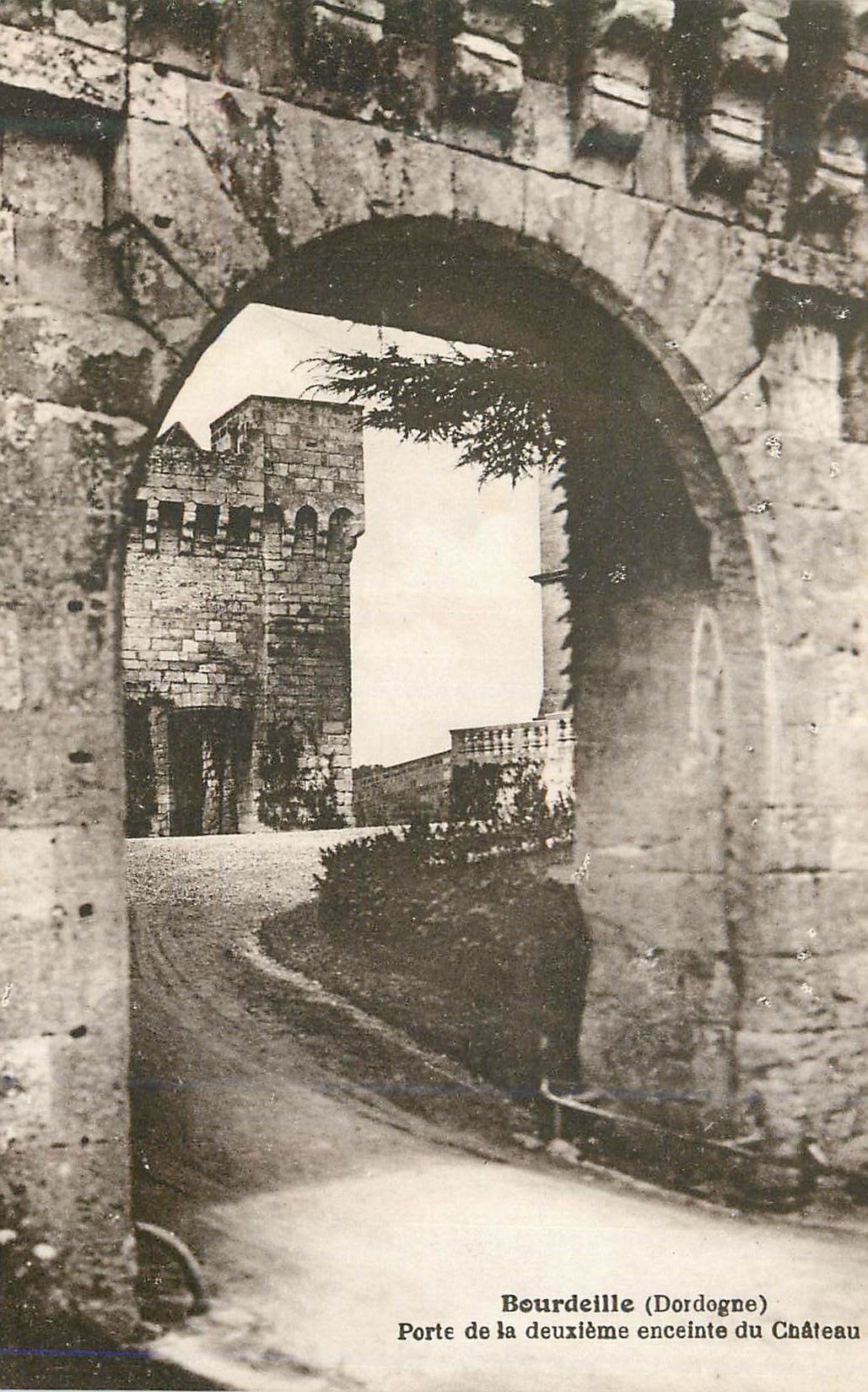 Bourdeille (Dordogne) — Porte de la deuxième enceinte du Château — Carte postale