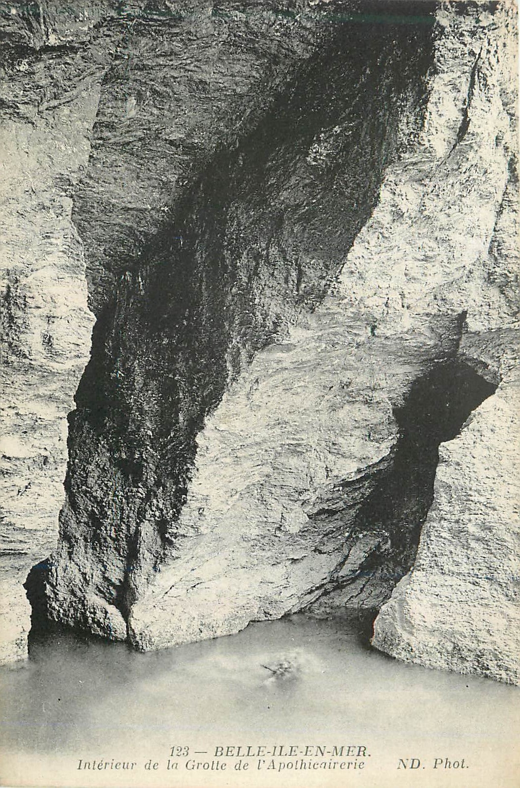 Intérieur de la Grotte de l'Apothicaire — Belle-Île-en-Mer — ND. Phot. — N° 123