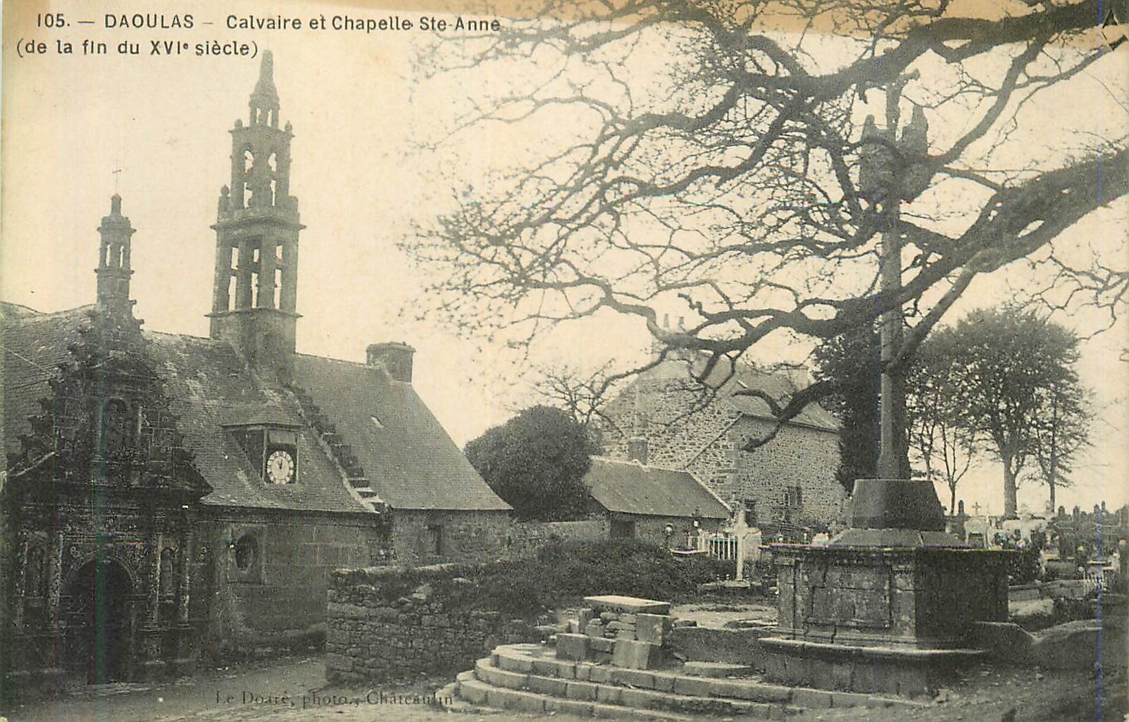 CPA Daoulas Calvaire et Chapelle St Anne (de la Fin du XVIe Siecle)