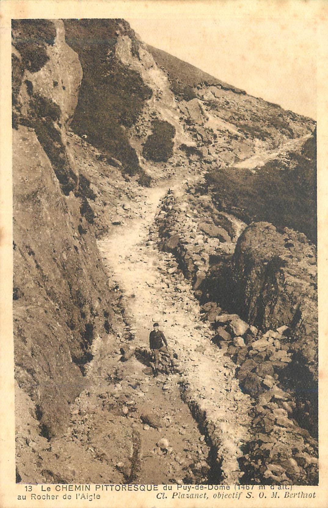 Le Chemin pittoresque du Puy-de-Dôme — au Rocher de l'Aigle — Cl. Plazanet, objectif S. O. M. Berthnot