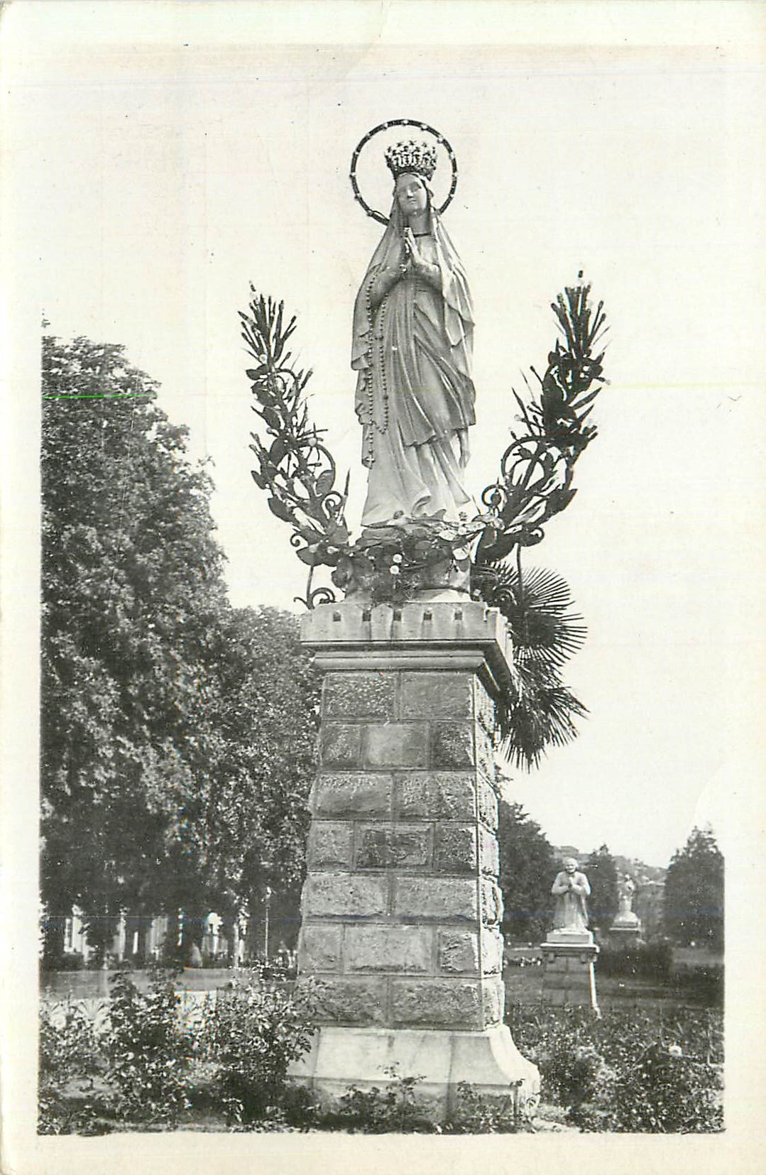 CPM Lourdes La Vierge Couronnee