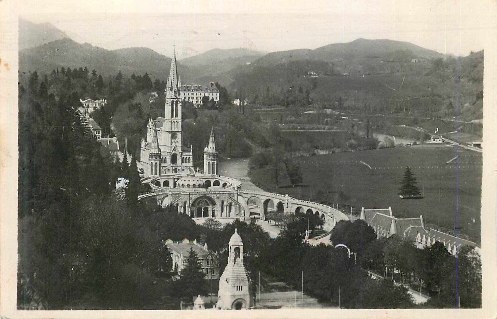 CPM Lourdes Vue Generale prise du Chateau Fort