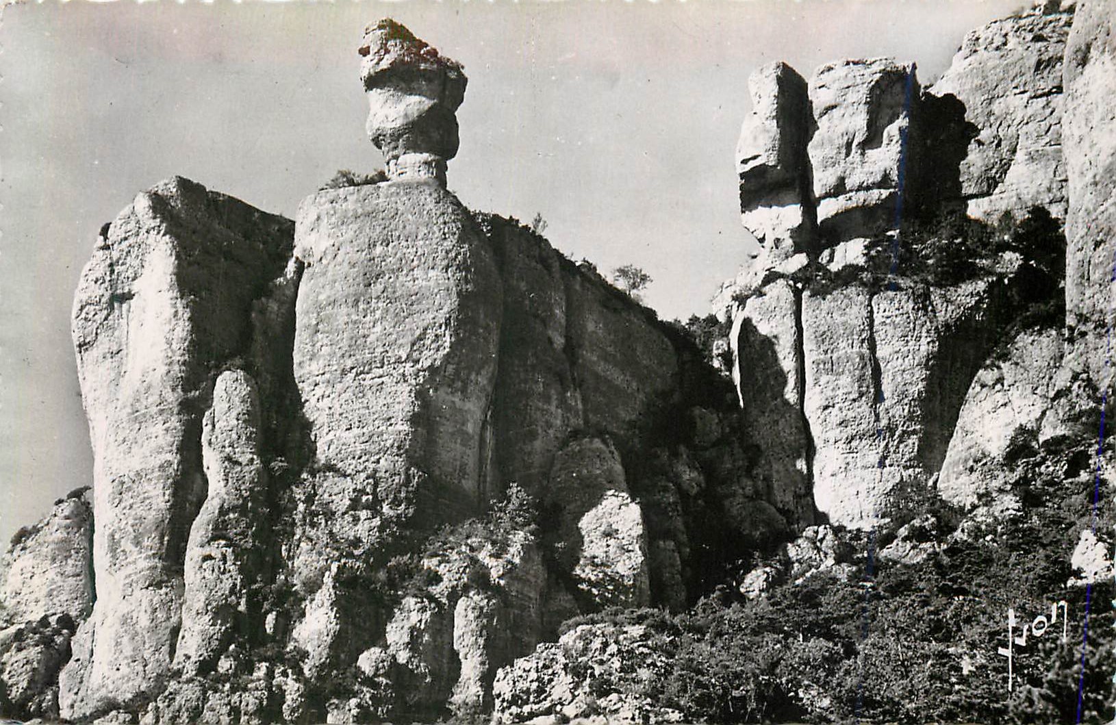 CPM Canon de la Jonte Corniche du Causse Mejean Vases de Chine et des Sevres