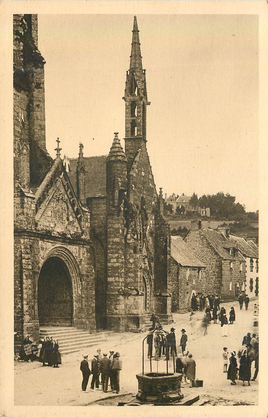 CPA Locronan (XVe siecle) la Chapelle du Penity (Maison de Penitence) la Porte de l'Eglise 