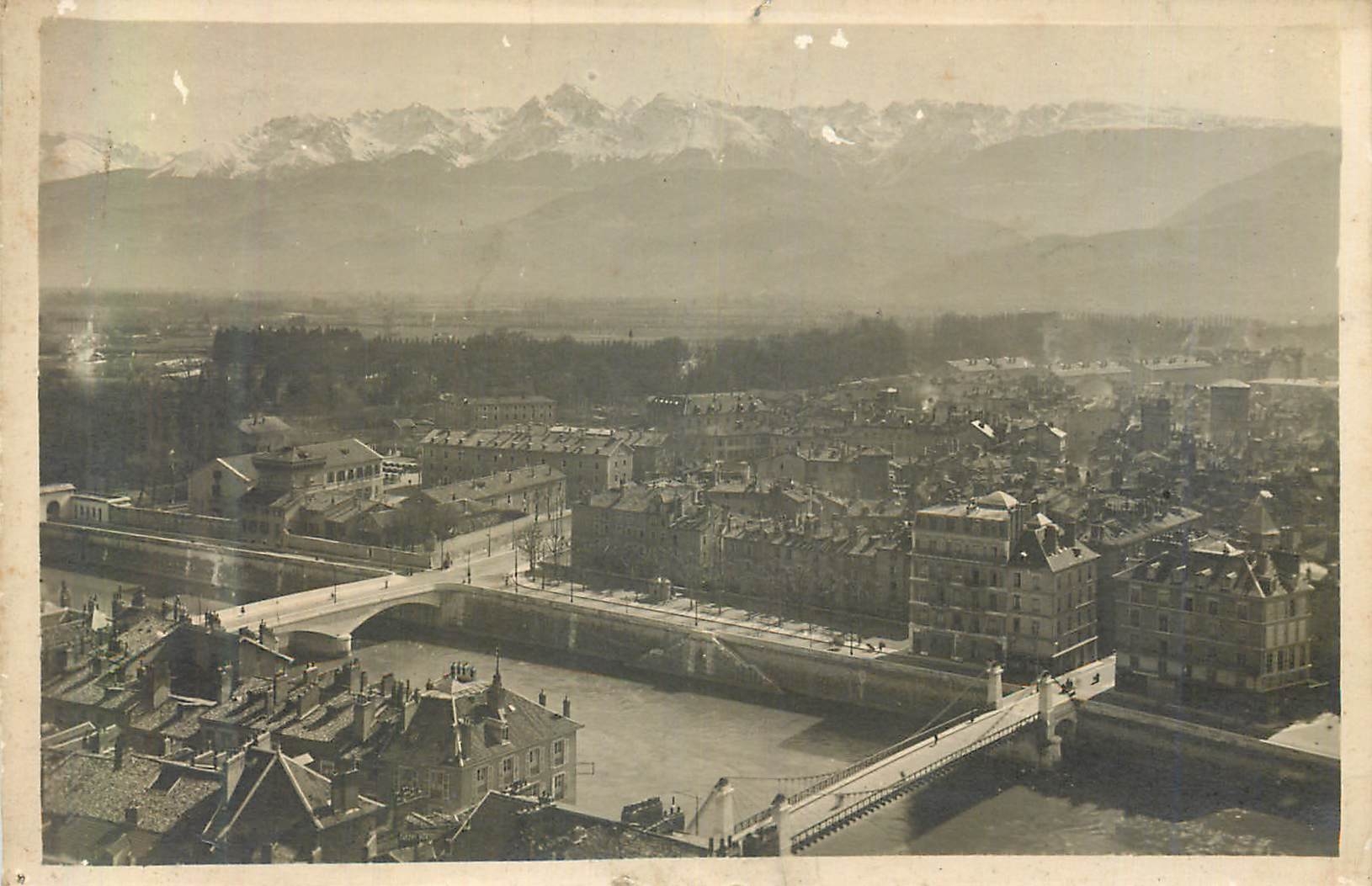 Vue de Grenoble — montagnes en arrière-plan — Photo P. Gaude, Grenoble