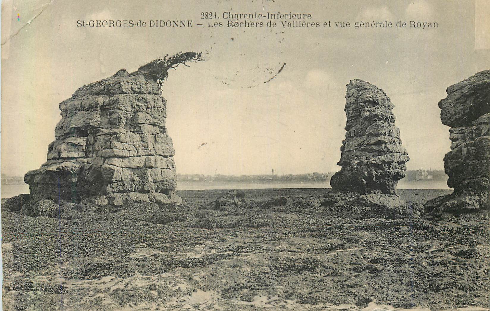 CPA St Georges de Didonne les Rochers de Vallieres et vue Generale de Royan Charente Inferieure