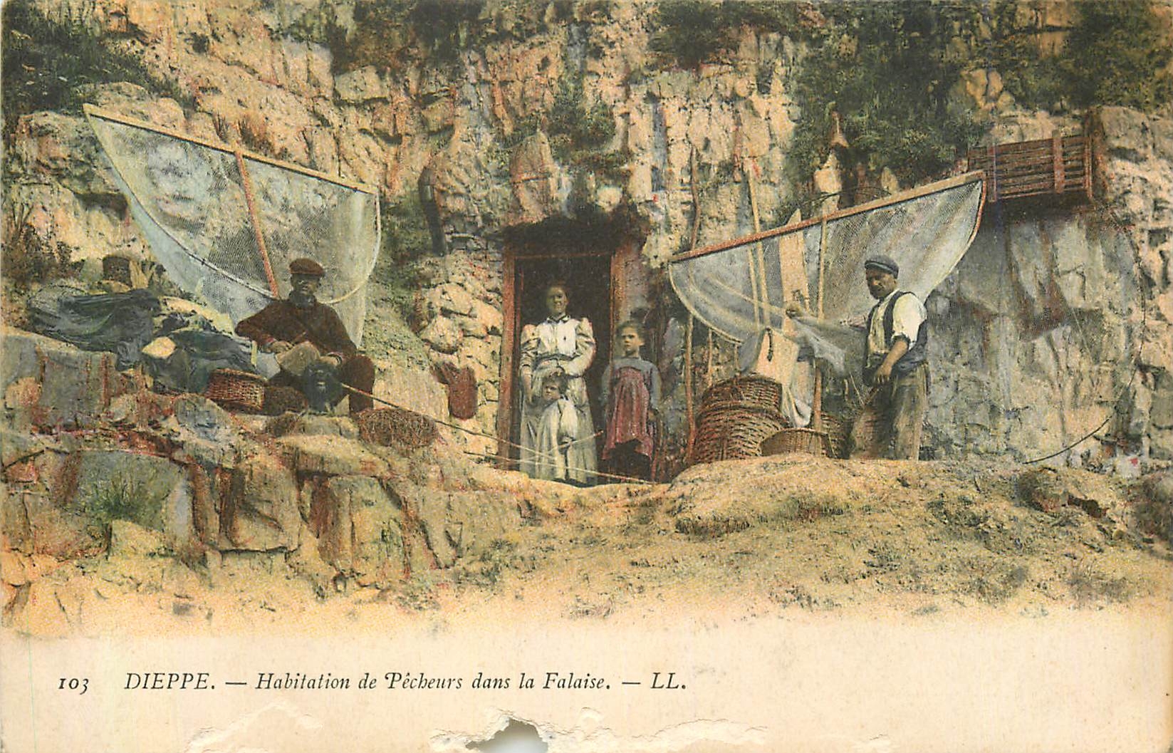 CPA Dieppe Habitation de Pecheurs dans la Falaise Peche